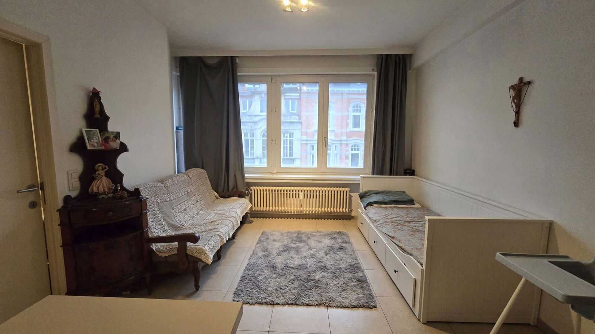 Licht en gezellig appartement met lift – ideaal voor alleenstaande of koppel
Dit aangename appartement is gelegen op de derde verdieping van een verzorgd gebouw met lift en geniet dankzij de ligging aan de voorzijde van een overvloed aan natuurlijk zon