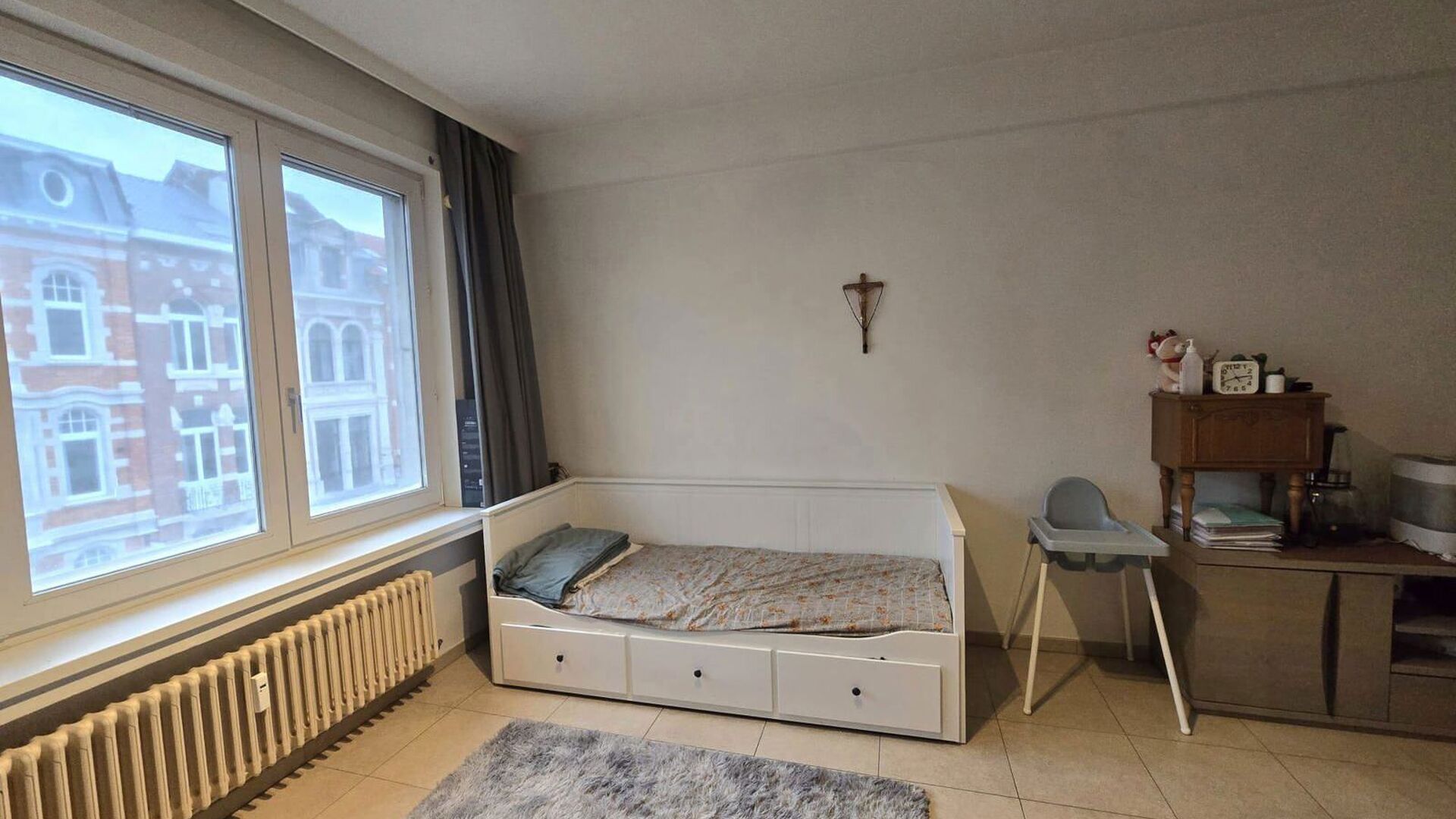 Licht en gezellig appartement met lift – ideaal voor alleenstaande of koppel
Dit aangename appartement is gelegen op de derde verdieping van een verzorgd gebouw met lift en geniet dankzij de ligging aan de voorzijde van een overvloed aan natuurlijk zon