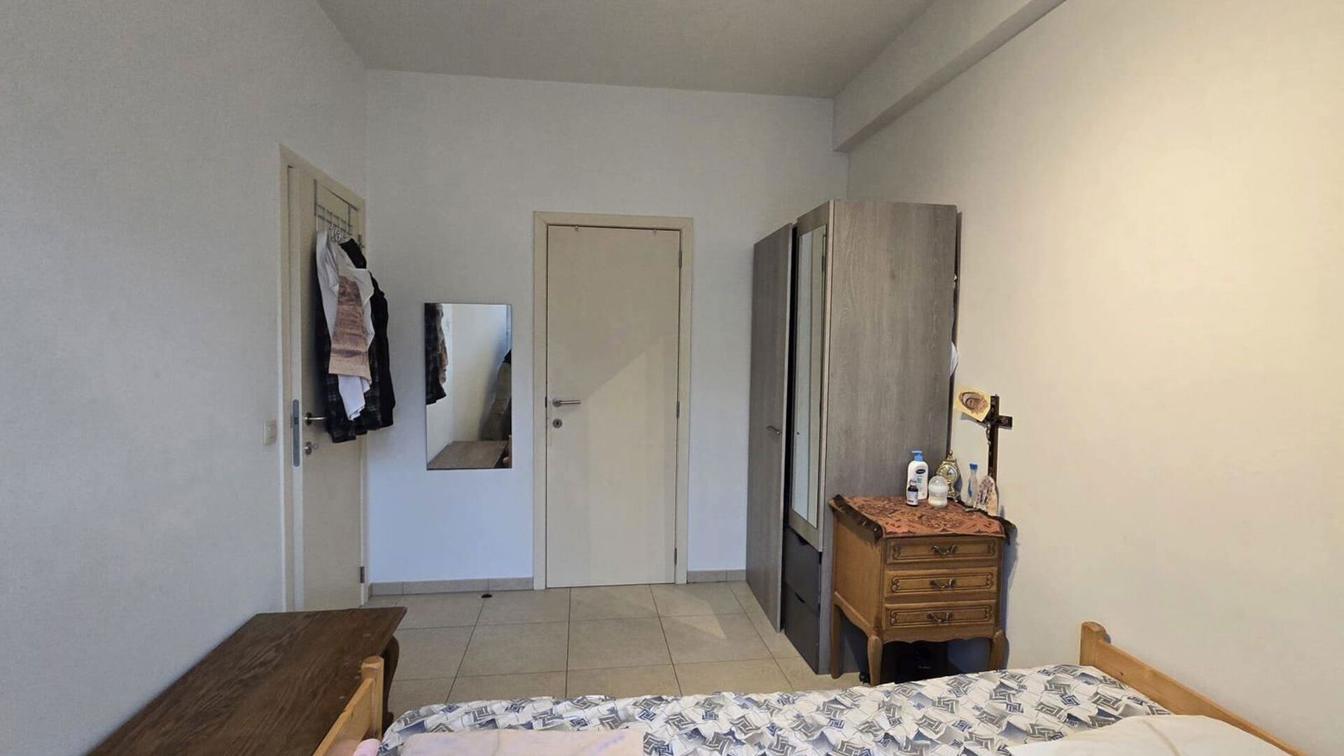 Licht en gezellig appartement met lift – ideaal voor alleenstaande of koppel
Dit aangename appartement is gelegen op de derde verdieping van een verzorgd gebouw met lift en geniet dankzij de ligging aan de voorzijde van een overvloed aan natuurlijk zon