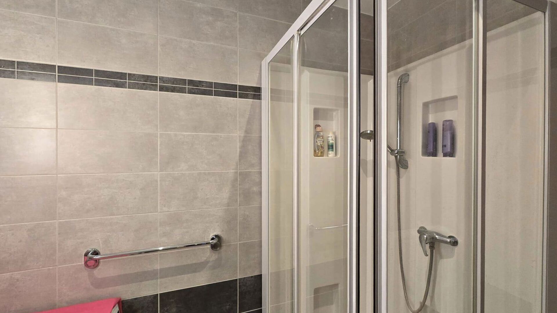 Licht en gezellig appartement met lift – ideaal voor alleenstaande of koppel
Dit aangename appartement is gelegen op de derde verdieping van een verzorgd gebouw met lift en geniet dankzij de ligging aan de voorzijde van een overvloed aan natuurlijk zon