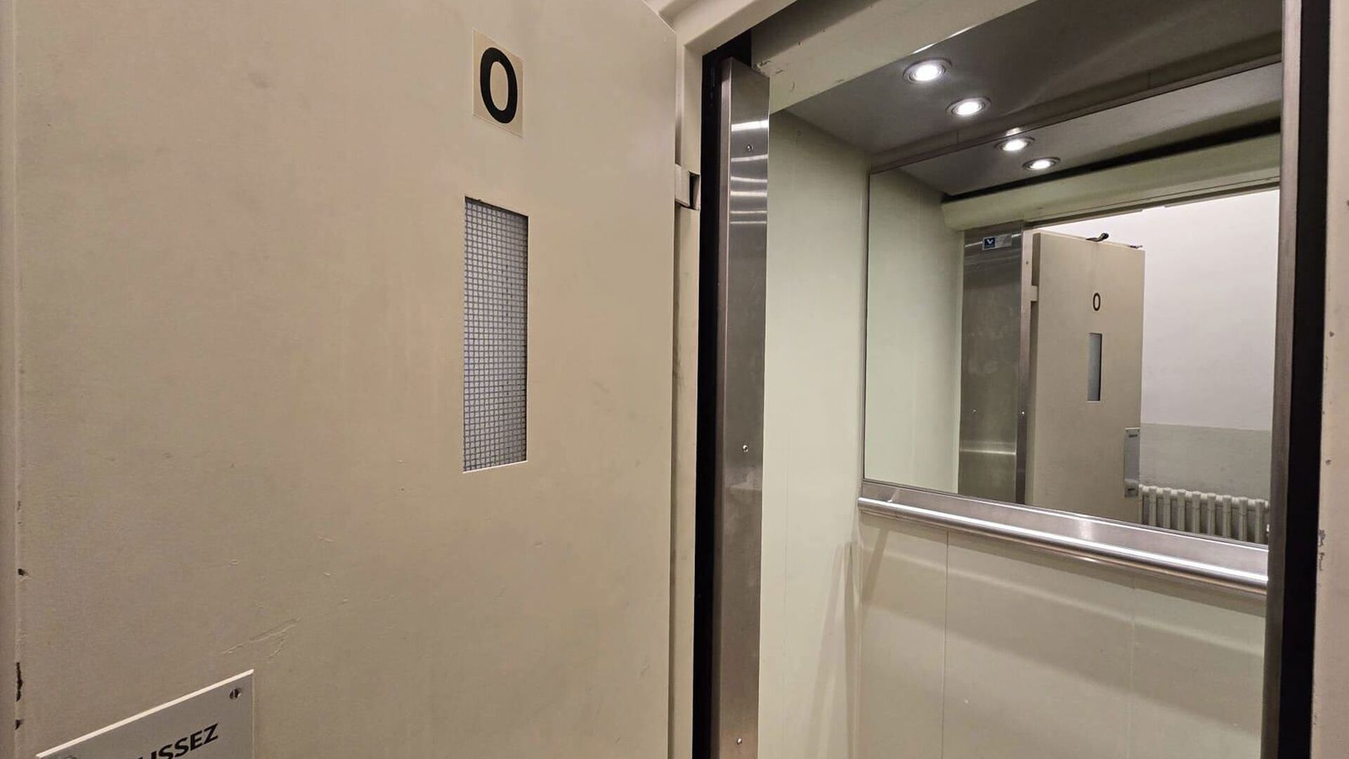 Licht en gezellig appartement met lift – ideaal voor alleenstaande of koppel
Dit aangename appartement is gelegen op de derde verdieping van een verzorgd gebouw met lift en geniet dankzij de ligging aan de voorzijde van een overvloed aan natuurlijk zon