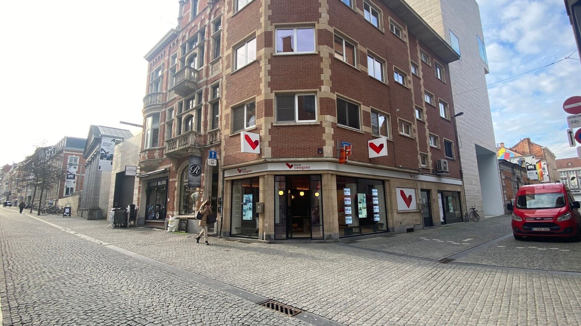 Welkom in Leuven! Op de eerste verdieping van een verzorgd gebouw aan de Savoyestraat 12 bevindt zich dit volledig gerenoveerde éénslaapkamerappartement. Het appartement werd in 2026 volledig gerenoveerd en combineert een moderne afwerking met aangename