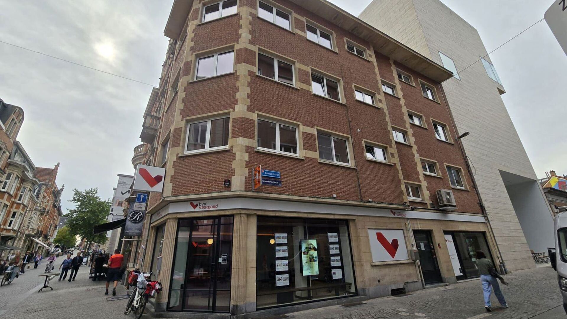Welkom in Leuven! Op de eerste verdieping van een verzorgd gebouw aan de Savoyestraat 12 bevindt zich dit volledig gerenoveerde éénslaapkamerappartement. Het appartement werd in 2026 volledig gerenoveerd en combineert een moderne afwerking met aangename