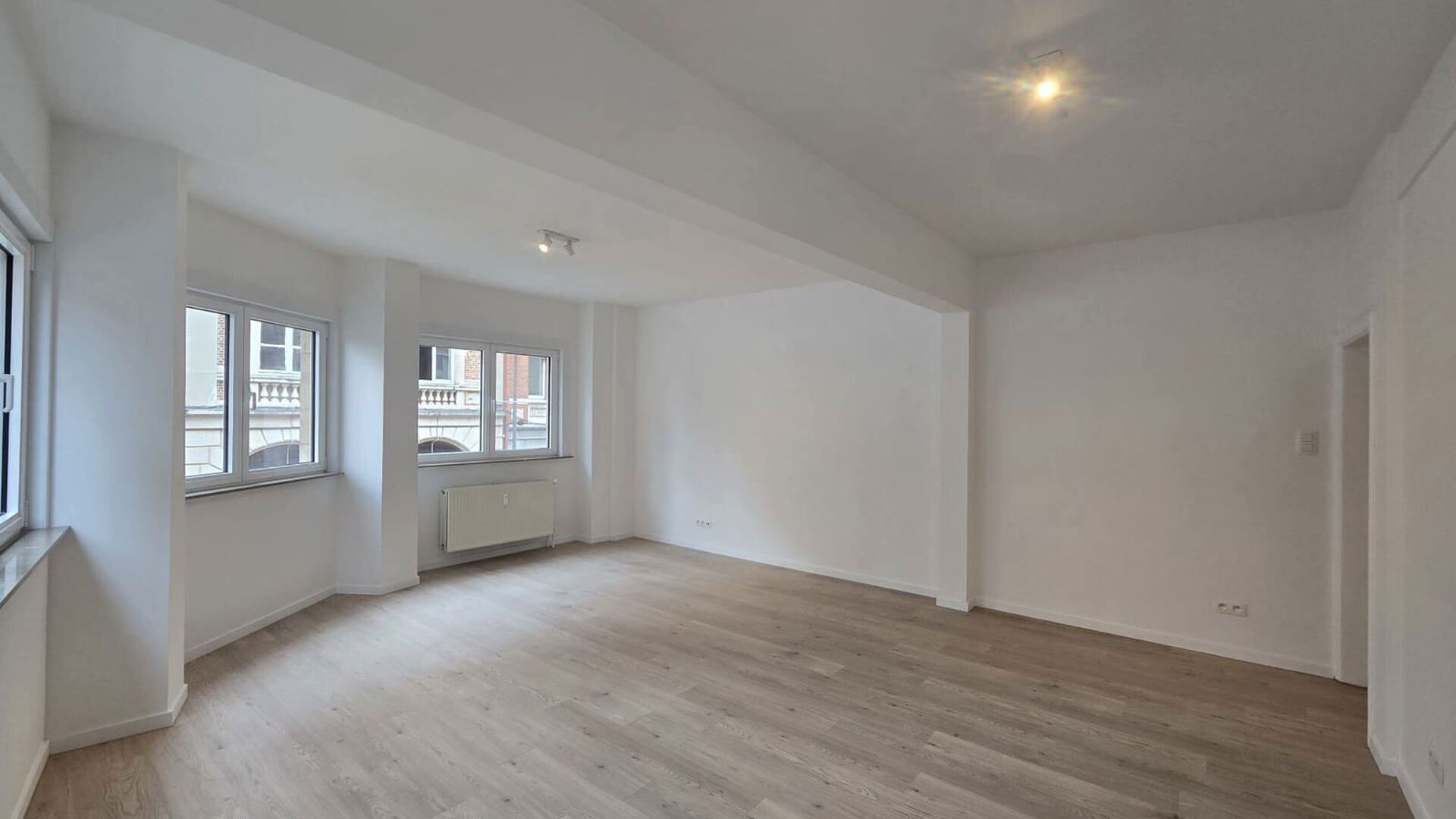 Welkom in Leuven! Op de eerste verdieping van een verzorgd gebouw aan de Savoyestraat 12 bevindt zich dit volledig gerenoveerde éénslaapkamerappartement. Het appartement werd in 2026 volledig gerenoveerd en combineert een moderne afwerking met aangename