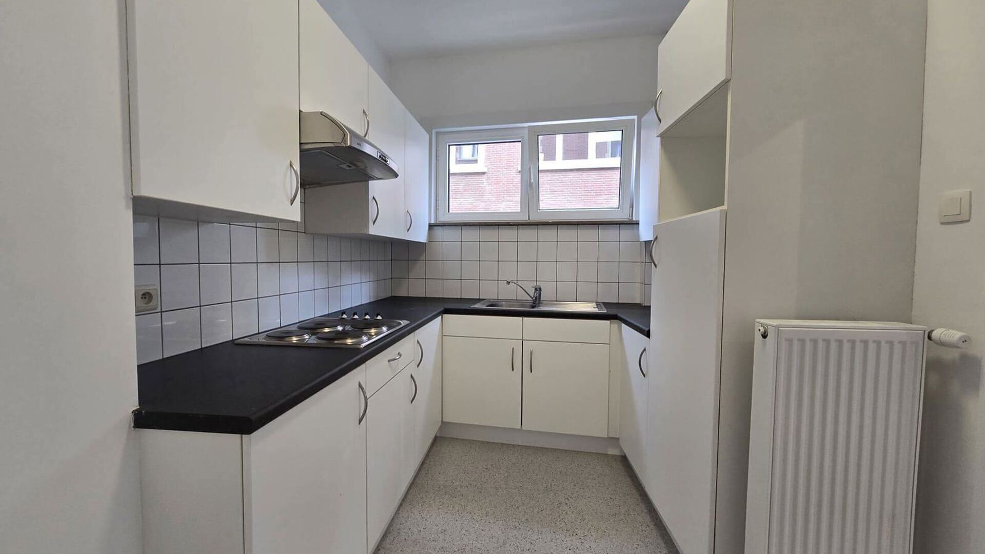 Welkom in Leuven! Op de eerste verdieping van een verzorgd gebouw aan de Savoyestraat 12 bevindt zich dit volledig gerenoveerde éénslaapkamerappartement. Het appartement werd in 2026 volledig gerenoveerd en combineert een moderne afwerking met aangename