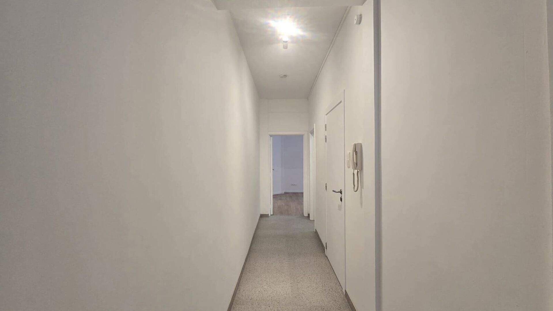 Welkom in Leuven! Op de eerste verdieping van een verzorgd gebouw aan de Savoyestraat 12 bevindt zich dit volledig gerenoveerde éénslaapkamerappartement. Het appartement werd in 2026 volledig gerenoveerd en combineert een moderne afwerking met aangename