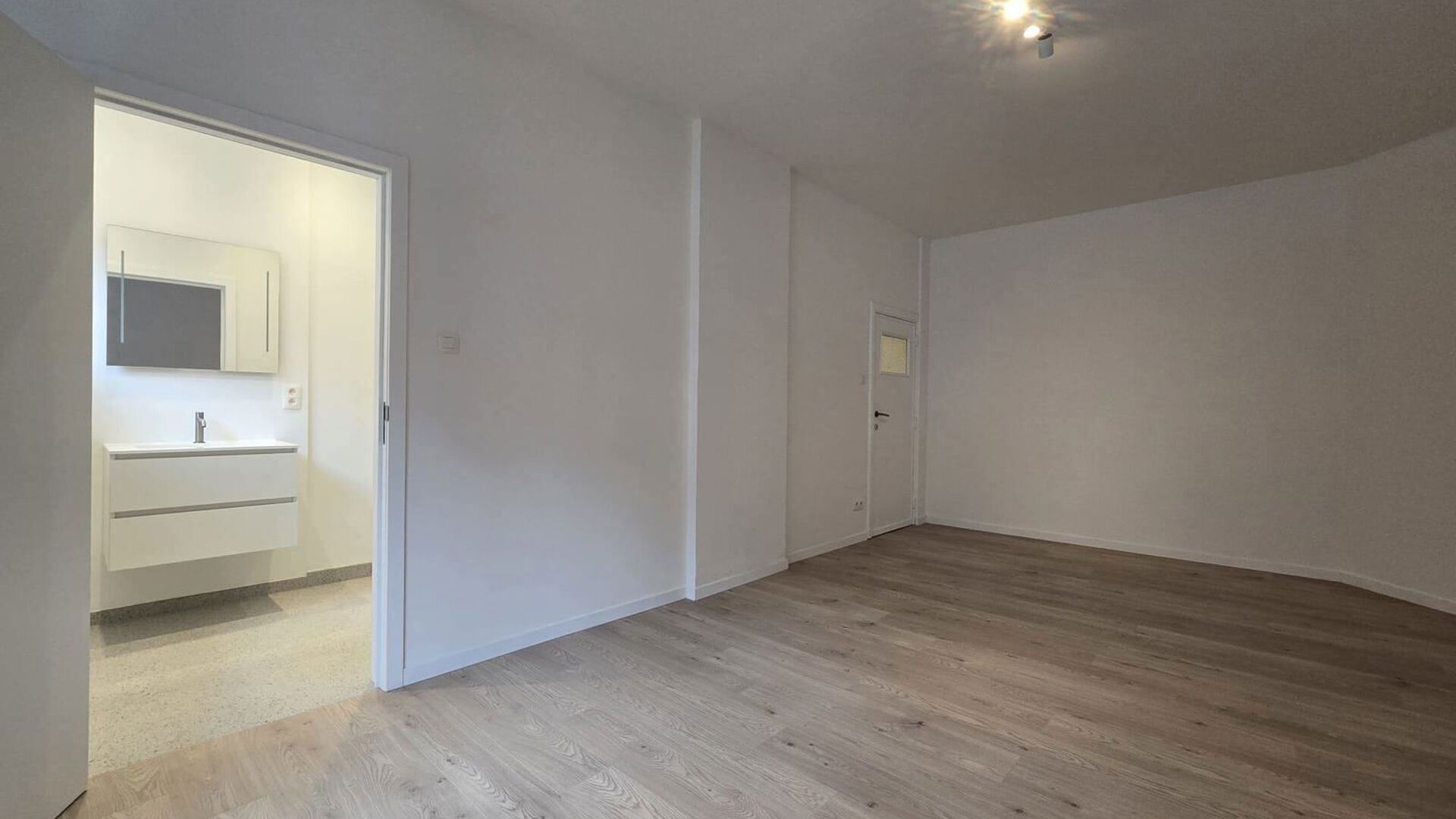 Welkom in Leuven! Op de eerste verdieping van een verzorgd gebouw aan de Savoyestraat 12 bevindt zich dit volledig gerenoveerde éénslaapkamerappartement. Het appartement werd in 2026 volledig gerenoveerd en combineert een moderne afwerking met aangename