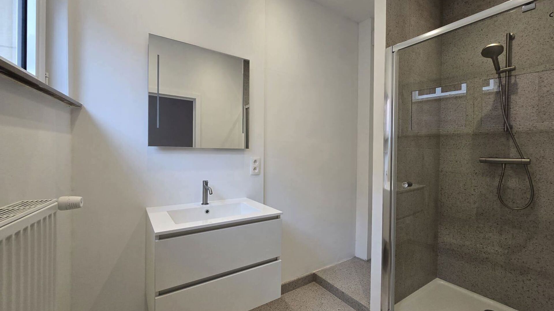 Welkom in Leuven! Op de eerste verdieping van een verzorgd gebouw aan de Savoyestraat 12 bevindt zich dit volledig gerenoveerde éénslaapkamerappartement. Het appartement werd in 2026 volledig gerenoveerd en combineert een moderne afwerking met aangename