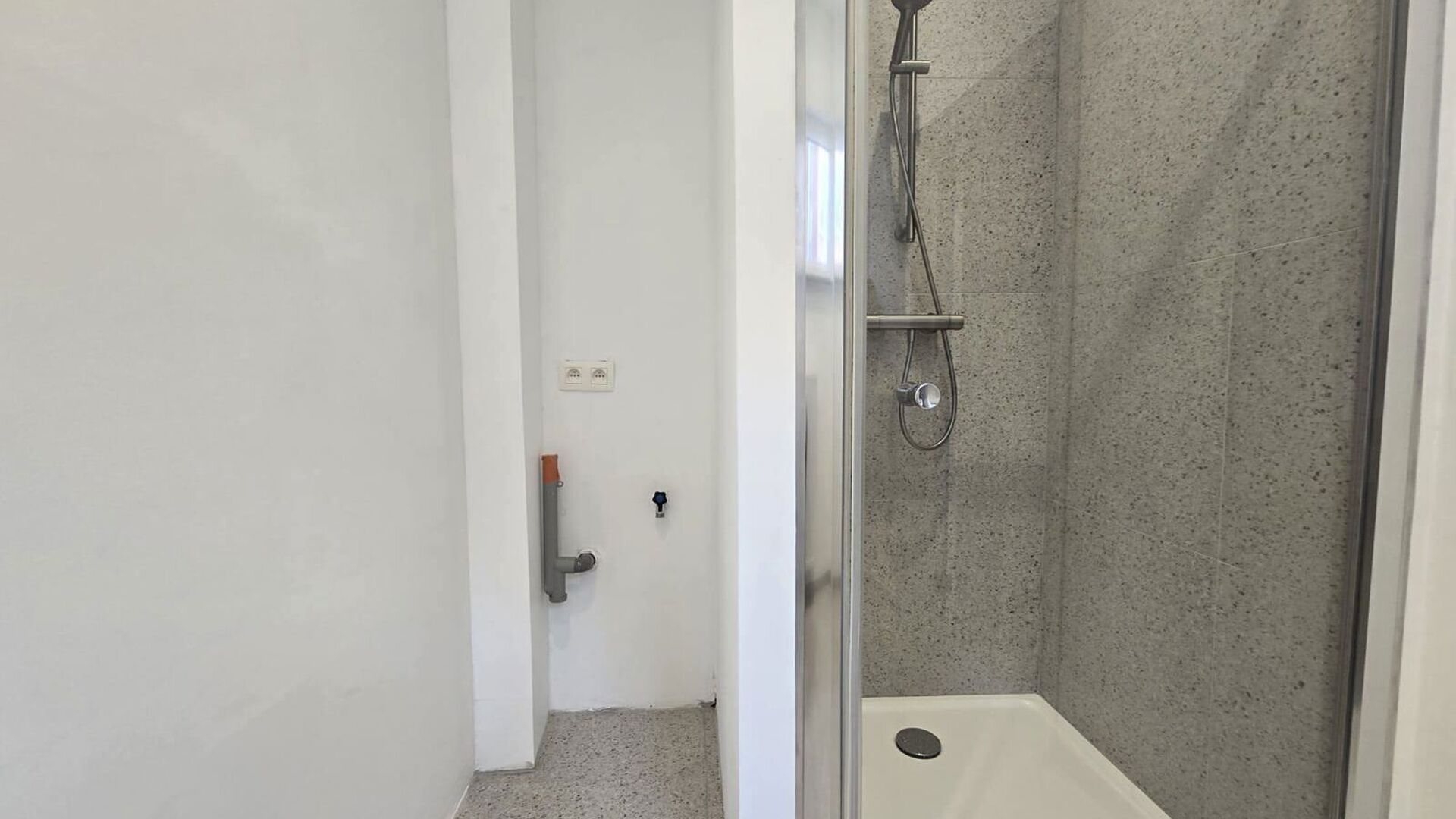 Welkom in Leuven! Op de eerste verdieping van een verzorgd gebouw aan de Savoyestraat 12 bevindt zich dit volledig gerenoveerde éénslaapkamerappartement. Het appartement werd in 2026 volledig gerenoveerd en combineert een moderne afwerking met aangename