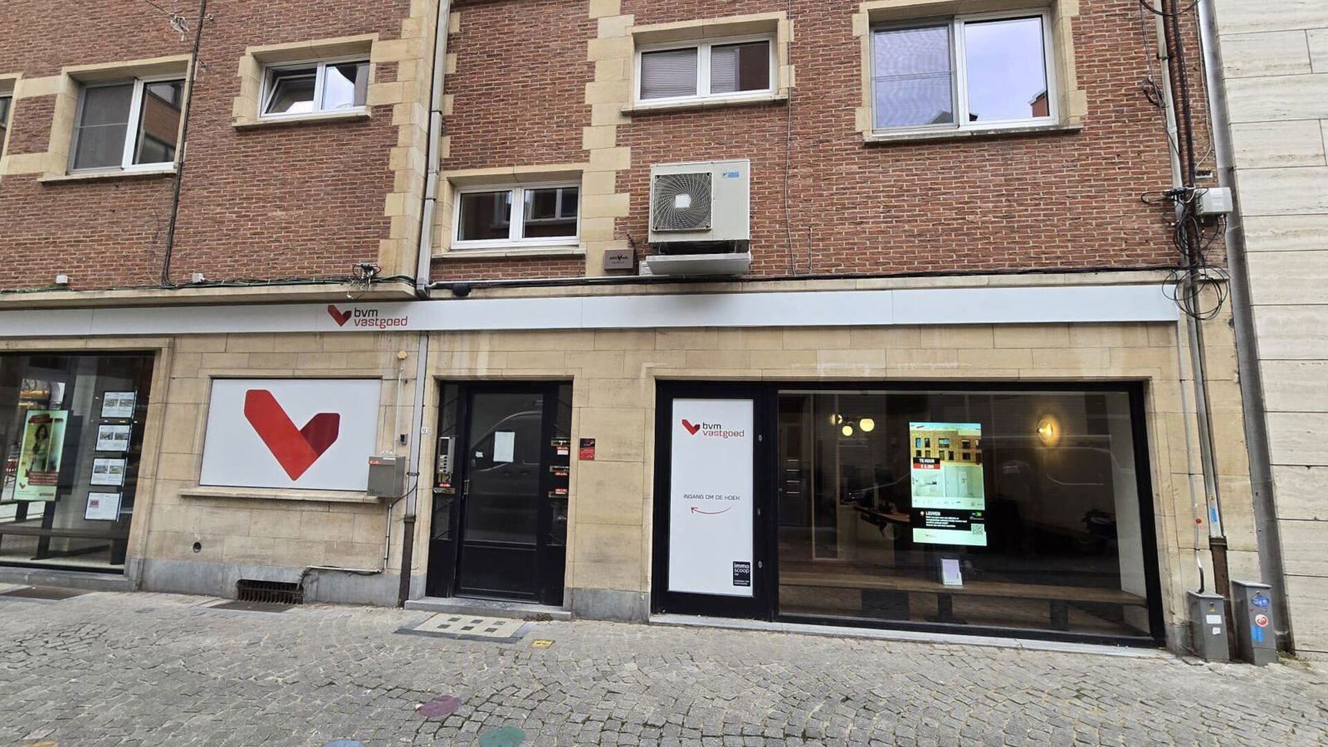 Welkom in Leuven! Op de eerste verdieping van een verzorgd gebouw aan de Savoyestraat 12 bevindt zich dit volledig gerenoveerde éénslaapkamerappartement. Het appartement werd in 2026 volledig gerenoveerd en combineert een moderne afwerking met aangename