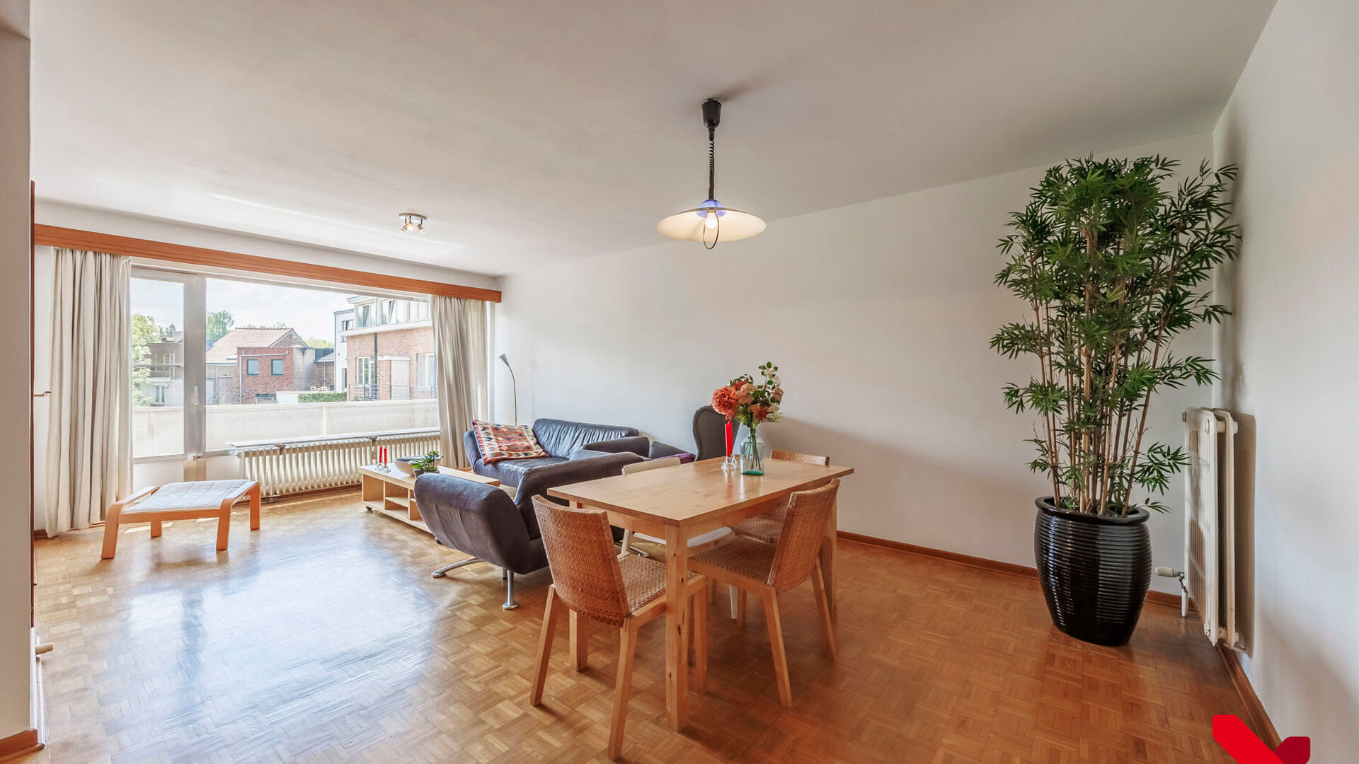 In de rustige Ten Hovelaan, net binnen de ring van Leuven, ligt dit goed gelegen appartement met twee slaapkamers en inpandige parkeerbox.

Het appartement bevindt zich op de tweede verdieping en beschikt over een aangename leefruimte met toegang tot het 