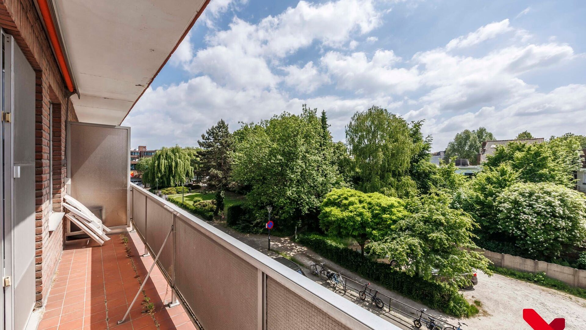 In de rustige Ten Hovelaan, net binnen de ring van Leuven, ligt dit goed gelegen appartement met twee slaapkamers en inpandige parkeerbox.

Het appartement bevindt zich op de tweede verdieping en beschikt over een aangename leefruimte met toegang tot het 