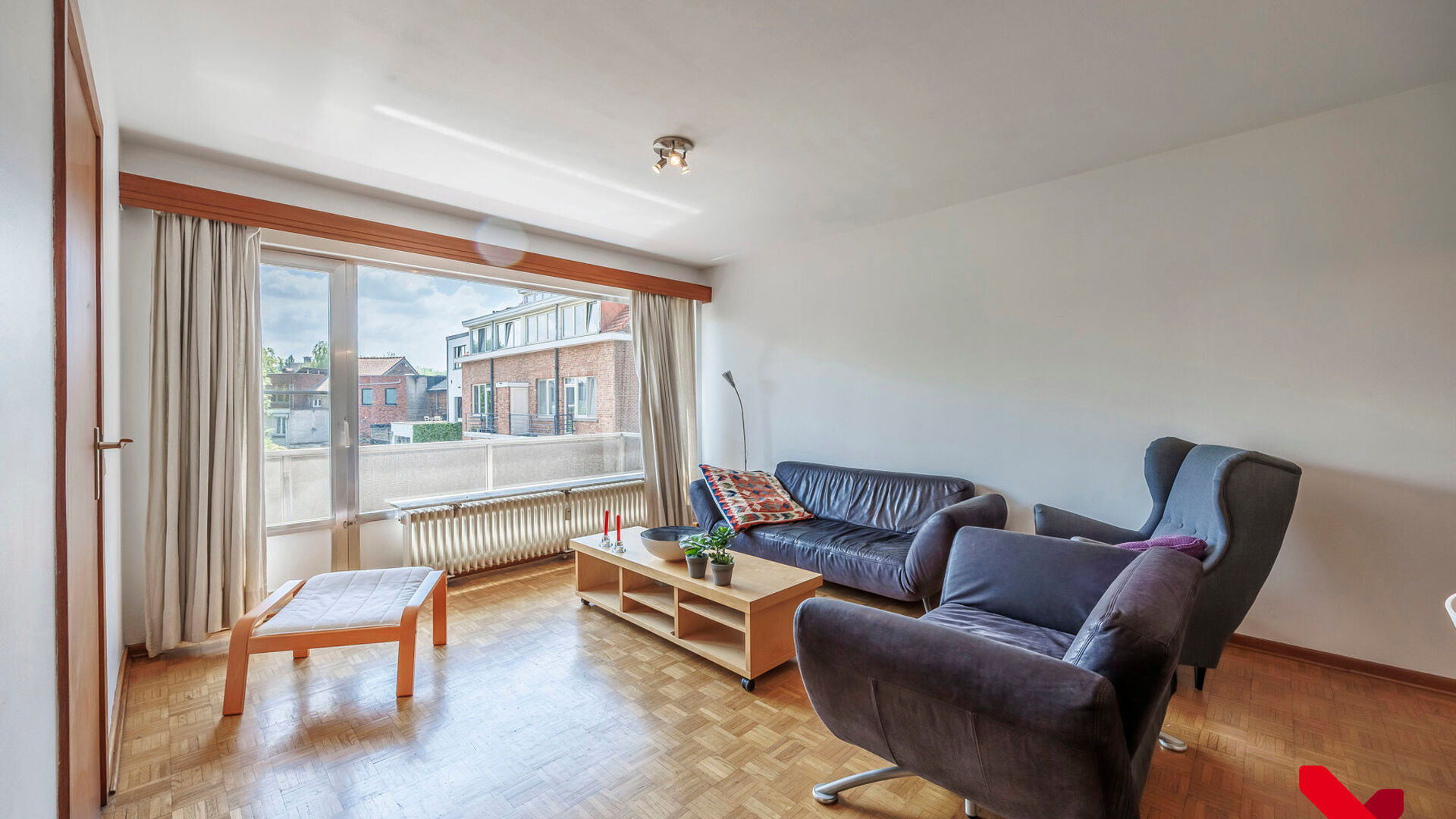In de rustige Ten Hovelaan, net binnen de ring van Leuven, ligt dit goed gelegen appartement met twee slaapkamers en inpandige parkeerbox.

Het appartement bevindt zich op de tweede verdieping en beschikt over een aangename leefruimte met toegang tot het 