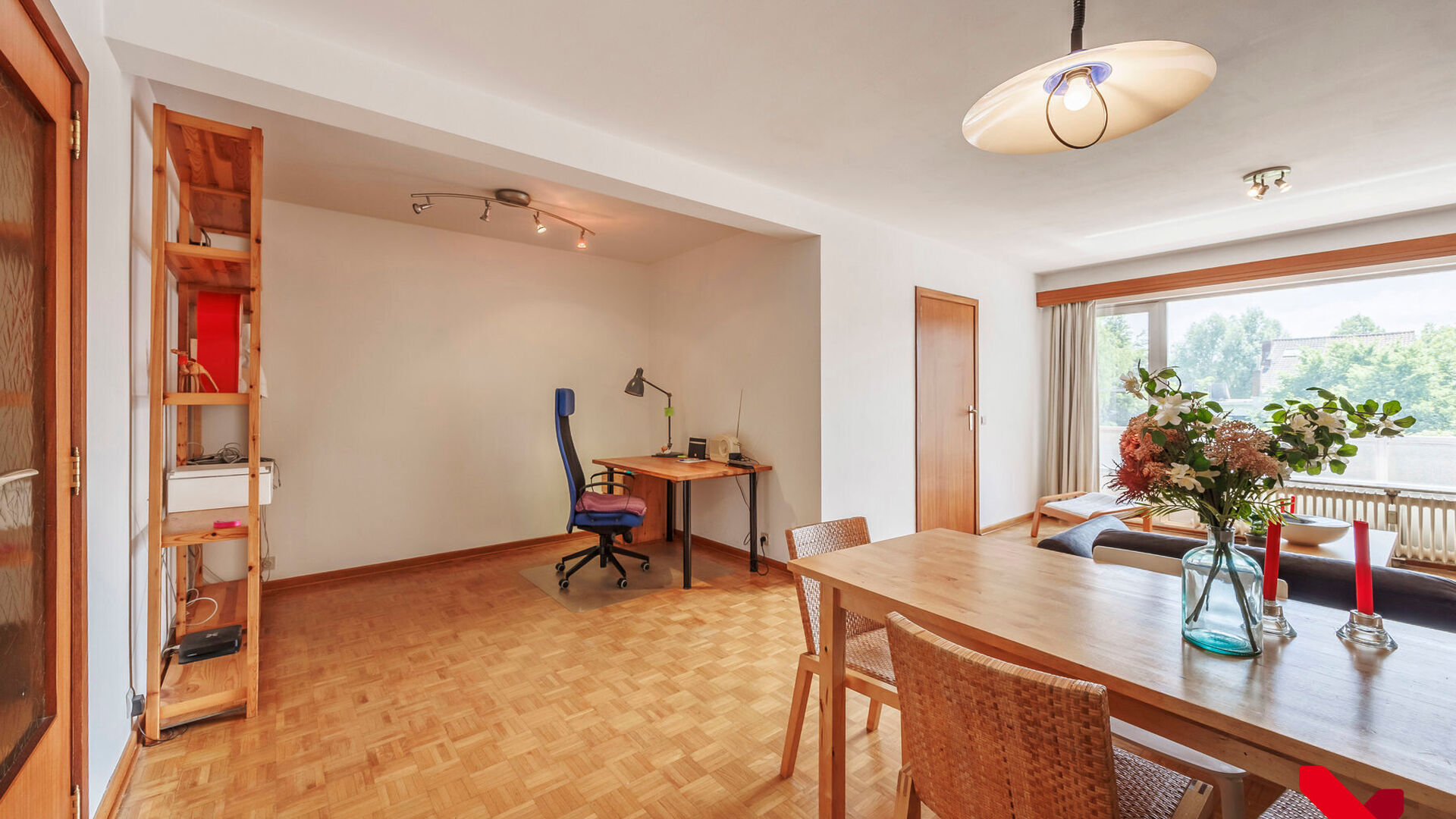 In de rustige Ten Hovelaan, net binnen de ring van Leuven, ligt dit goed gelegen appartement met twee slaapkamers en inpandige parkeerbox.

Het appartement bevindt zich op de tweede verdieping en beschikt over een aangename leefruimte met toegang tot het 