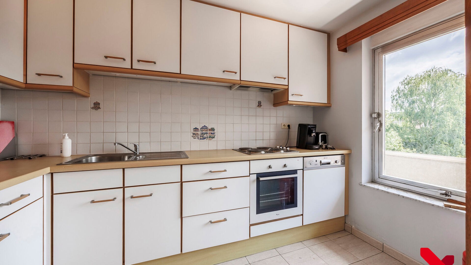 In de rustige Ten Hovelaan, net binnen de ring van Leuven, ligt dit goed gelegen appartement met twee slaapkamers en inpandige parkeerbox.

Het appartement bevindt zich op de tweede verdieping en beschikt over een aangename leefruimte met toegang tot het 