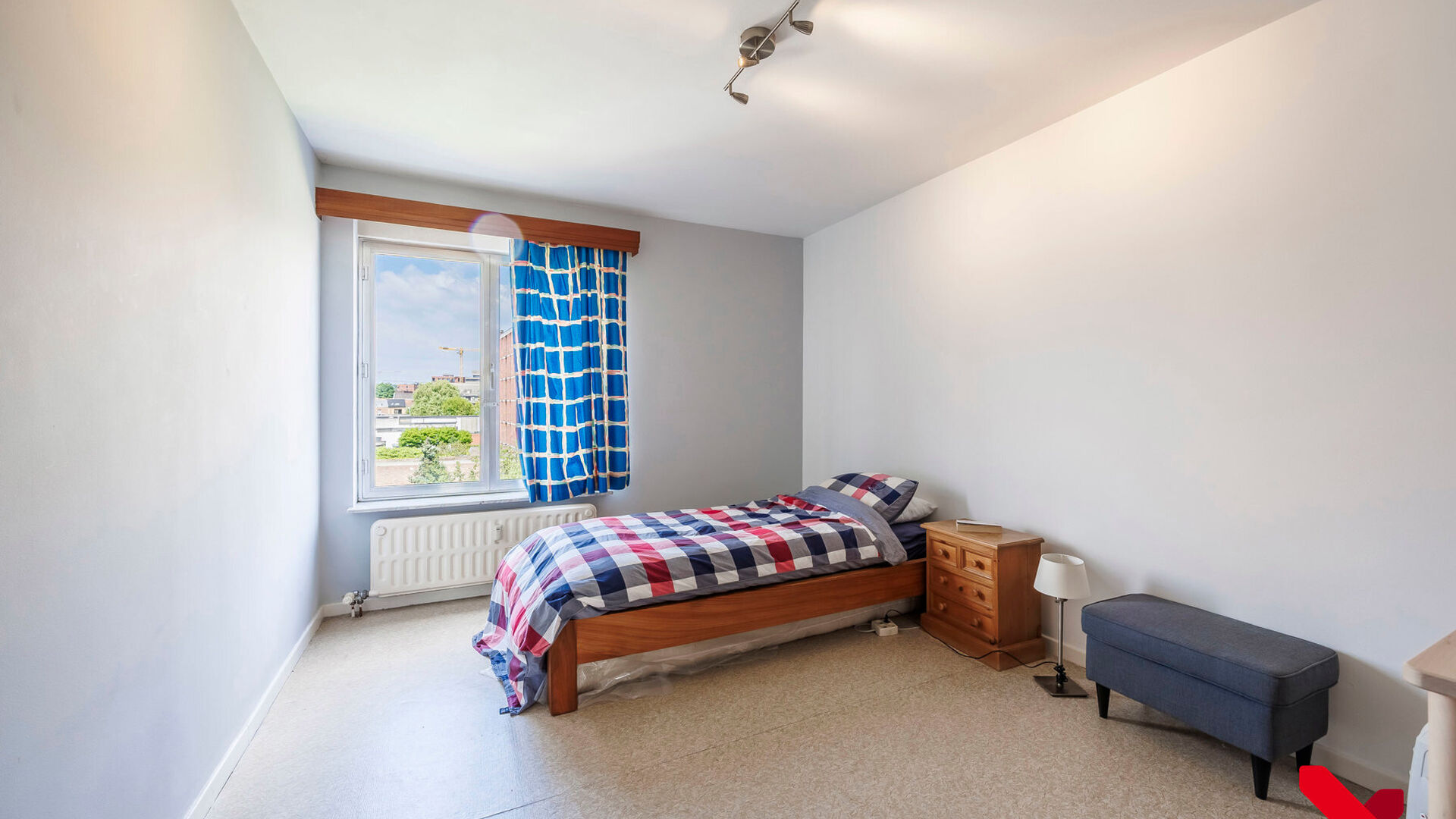 In de rustige Ten Hovelaan, net binnen de ring van Leuven, ligt dit goed gelegen appartement met twee slaapkamers en inpandige parkeerbox.

Het appartement bevindt zich op de tweede verdieping en beschikt over een aangename leefruimte met toegang tot het 