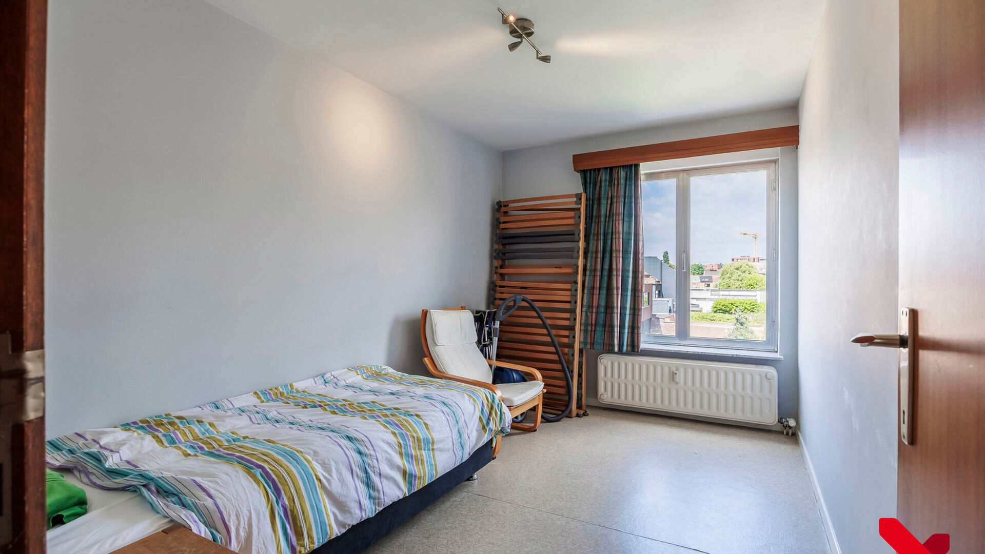 In de rustige Ten Hovelaan, net binnen de ring van Leuven, ligt dit goed gelegen appartement met twee slaapkamers en inpandige parkeerbox.

Het appartement bevindt zich op de tweede verdieping en beschikt over een aangename leefruimte met toegang tot het 