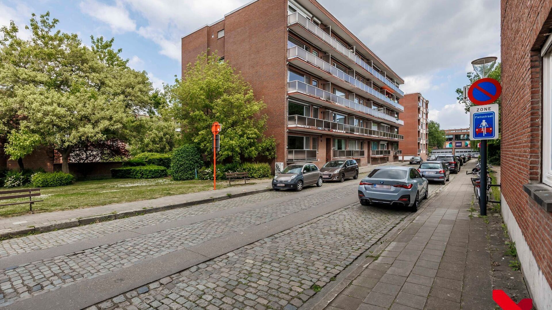 In de rustige Ten Hovelaan, net binnen de ring van Leuven, ligt dit goed gelegen appartement met twee slaapkamers en inpandige parkeerbox.

Het appartement bevindt zich op de tweede verdieping en beschikt over een aangename leefruimte met toegang tot het 