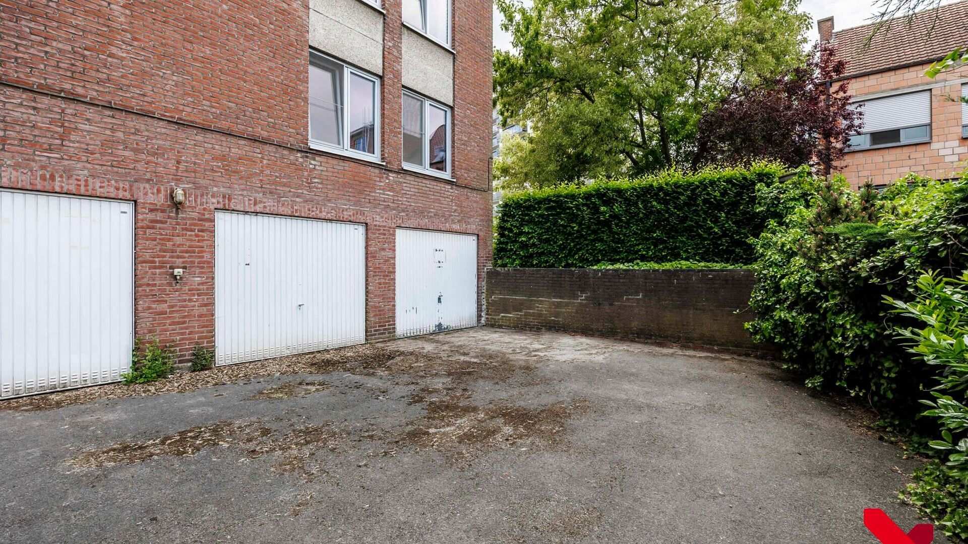 In de rustige Ten Hovelaan, net binnen de ring van Leuven, ligt dit goed gelegen appartement met twee slaapkamers en inpandige parkeerbox.

Het appartement bevindt zich op de tweede verdieping en beschikt over een aangename leefruimte met toegang tot het 