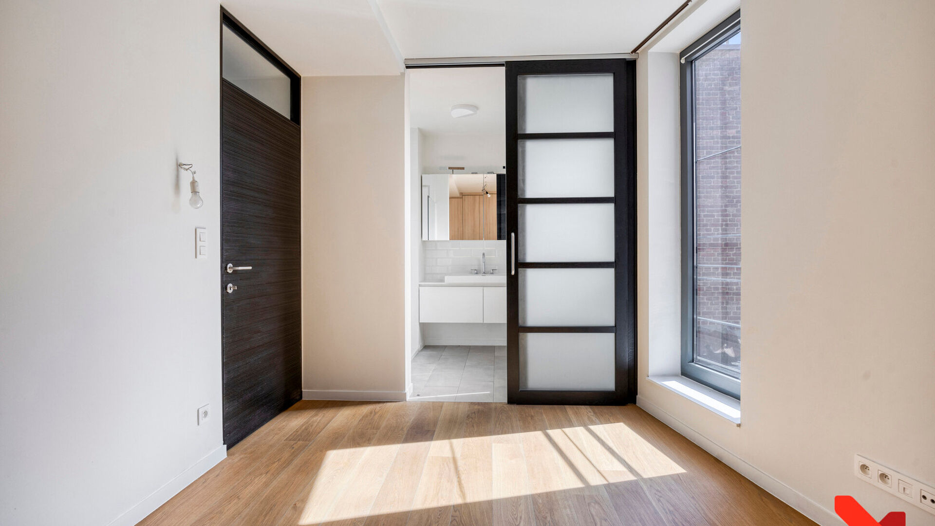 In het bruisende centrum van Leuven, met zicht op het levendige Rector De Somerplein en de Sint-Pieterskerk, bevindt zich dit volledig vernieuwde appartement met &eacute;&eacute;n slaapkamer.

De grote troef van dit appartement is zonder twijfel de open leefruimte me