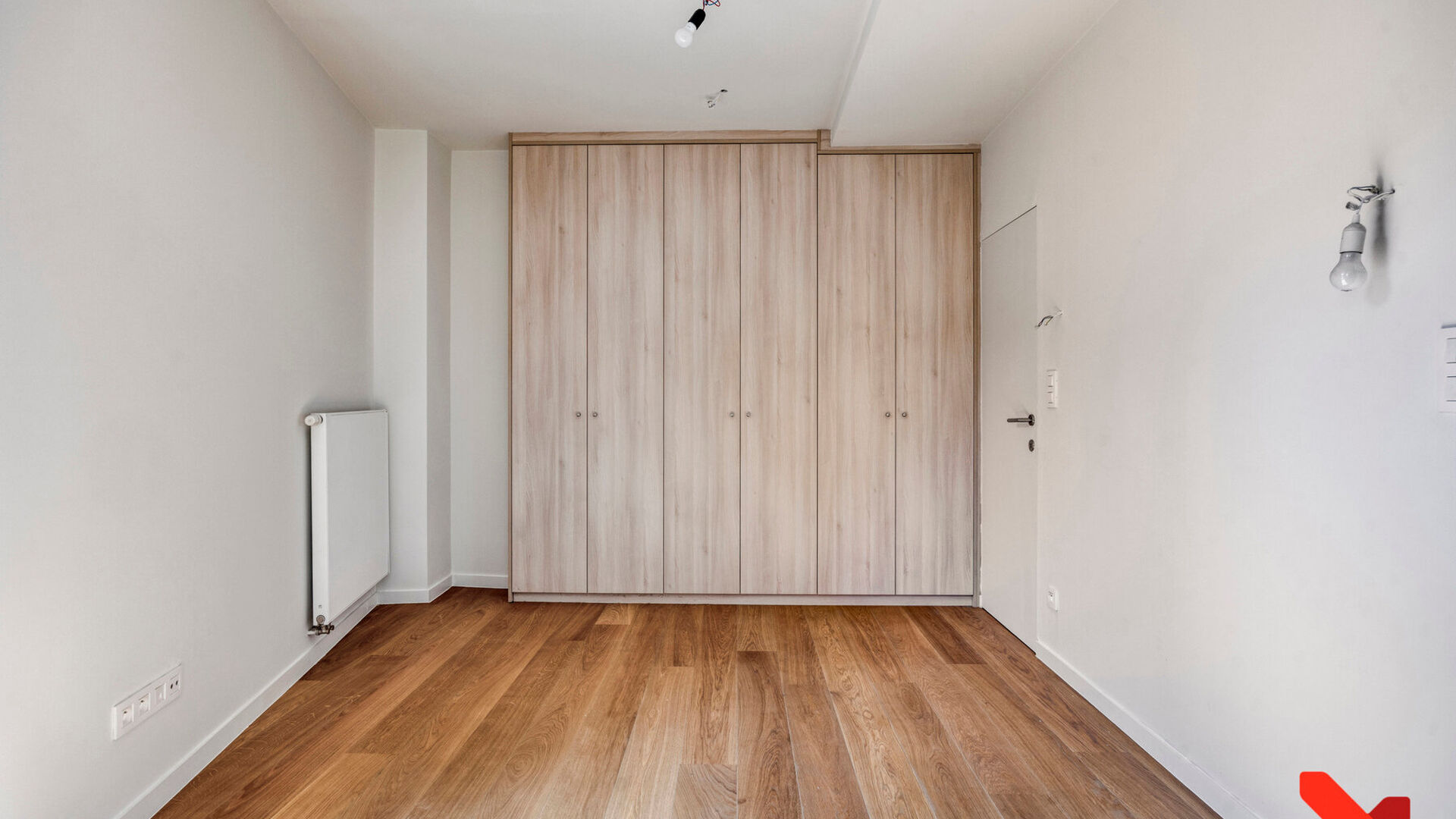In het bruisende centrum van Leuven, met zicht op het levendige Rector De Somerplein en de Sint-Pieterskerk, bevindt zich dit volledig vernieuwde appartement met &eacute;&eacute;n slaapkamer.

De grote troef van dit appartement is zonder twijfel de open leefruimte me