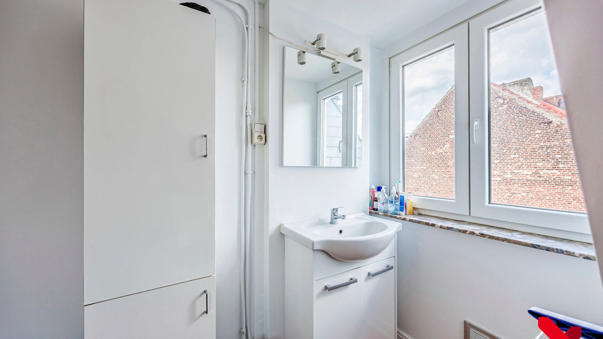 Te renoveren 1-slaapkamerappartement met inpandige garage in hartje Leuven

Ben je op zoek naar een charmant appartement in het bruisende centrum van Leuven? Dan is dit pand in de Ravenstraat, op de hoek met de Mussenstraat, misschien wel precies wat je z