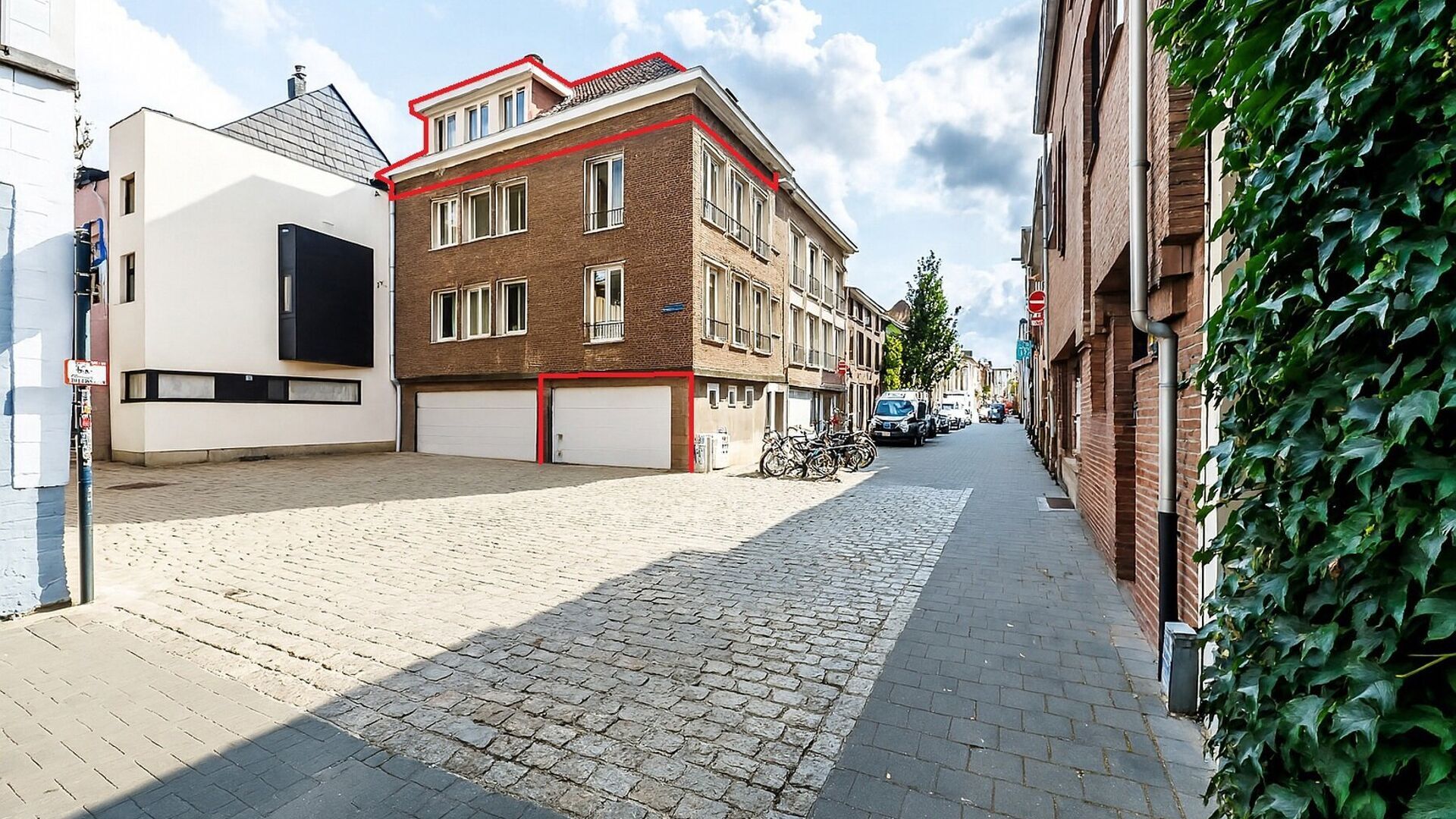 Te renoveren 1-slaapkamerappartement met inpandige garage in hartje Leuven

Ben je op zoek naar een charmant appartement in het bruisende centrum van Leuven? Dan is dit pand in de Ravenstraat, op de hoek met de Mussenstraat, misschien wel precies wat je z
