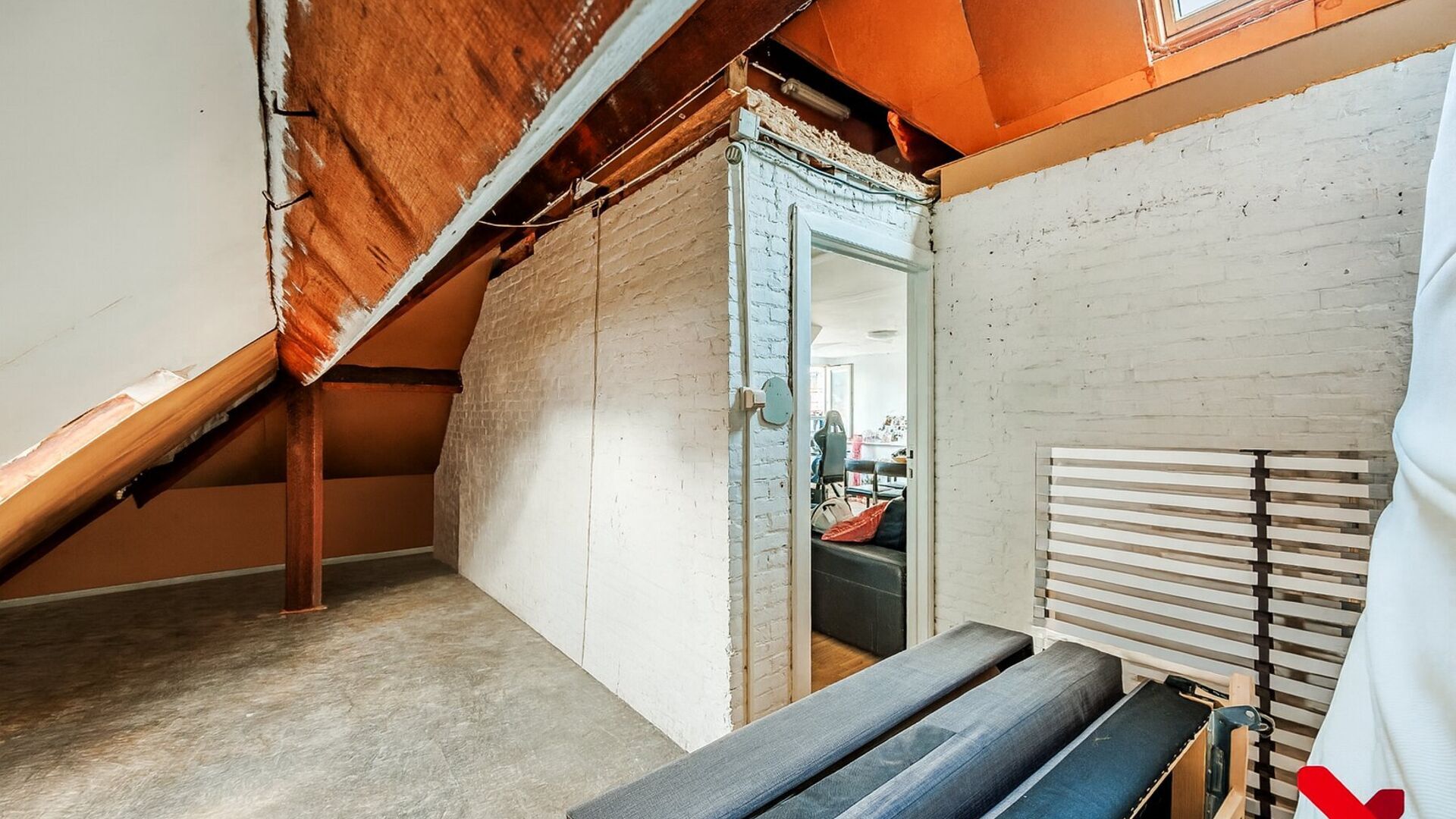 Te renoveren 1-slaapkamerappartement met inpandige garage in hartje Leuven

Ben je op zoek naar een charmant appartement in het bruisende centrum van Leuven? Dan is dit pand in de Ravenstraat, op de hoek met de Mussenstraat, misschien wel precies wat je z