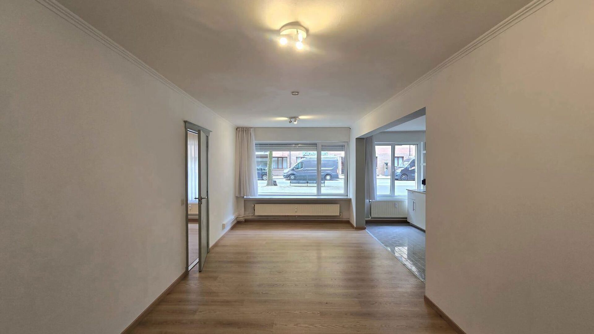 Welkom in Leuven! Op zoek naar een gezellige woonplek op een absolute toplocatie? Dit lichtrijke gelijkvloerse appartement in Residentie Lovania combineert comfort, een praktische indeling en een bruisende stadsomgeving.
Bij het binnenkomen kom je in de