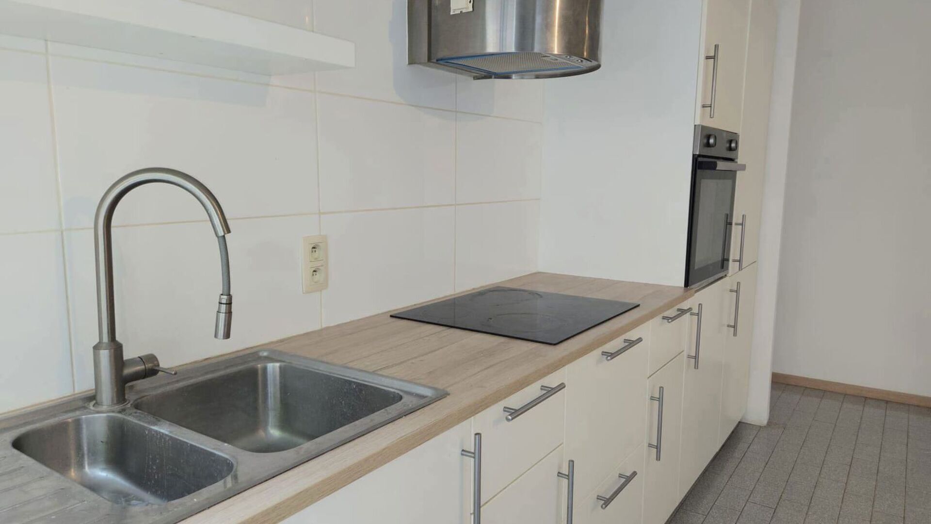 Welkom in Leuven! Op zoek naar een gezellige woonplek op een absolute toplocatie? Dit lichtrijke gelijkvloerse appartement in Residentie Lovania combineert comfort, een praktische indeling en een bruisende stadsomgeving.
Bij het binnenkomen kom je in de