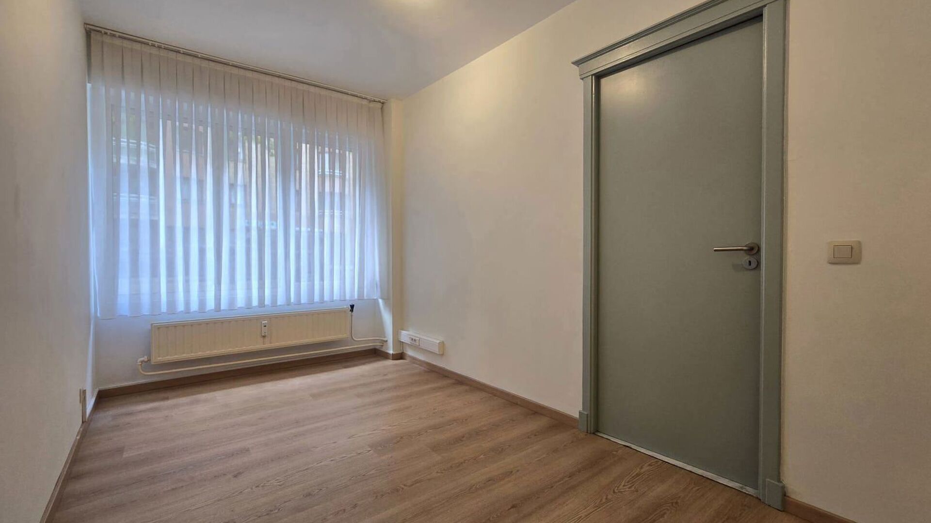 Welkom in Leuven! Op zoek naar een gezellige woonplek op een absolute toplocatie? Dit lichtrijke gelijkvloerse appartement in Residentie Lovania combineert comfort, een praktische indeling en een bruisende stadsomgeving.
Bij het binnenkomen kom je in de