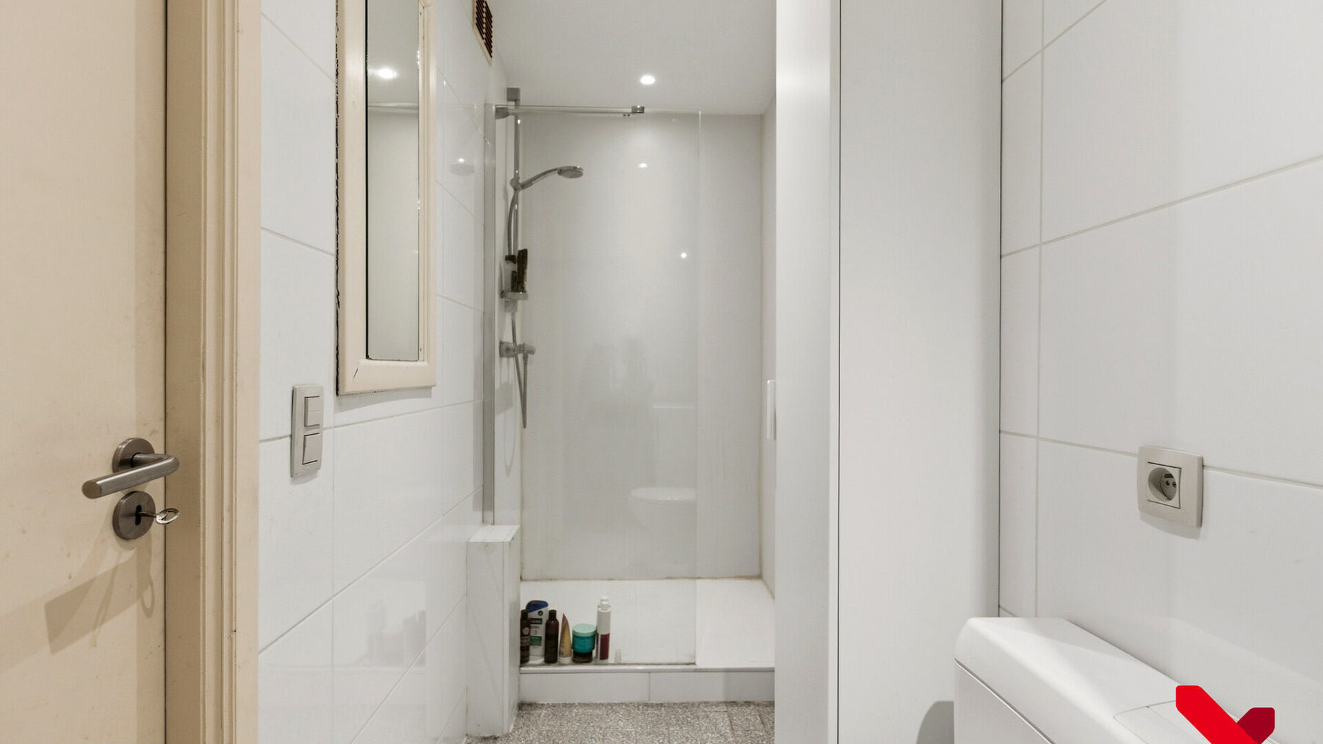 Welkom in Leuven! Op zoek naar een gezellige woonplek op een absolute toplocatie? Dit lichtrijke gelijkvloerse appartement in Residentie Lovania combineert comfort, een praktische indeling en een bruisende stadsomgeving.
Bij het binnenkomen kom je in de