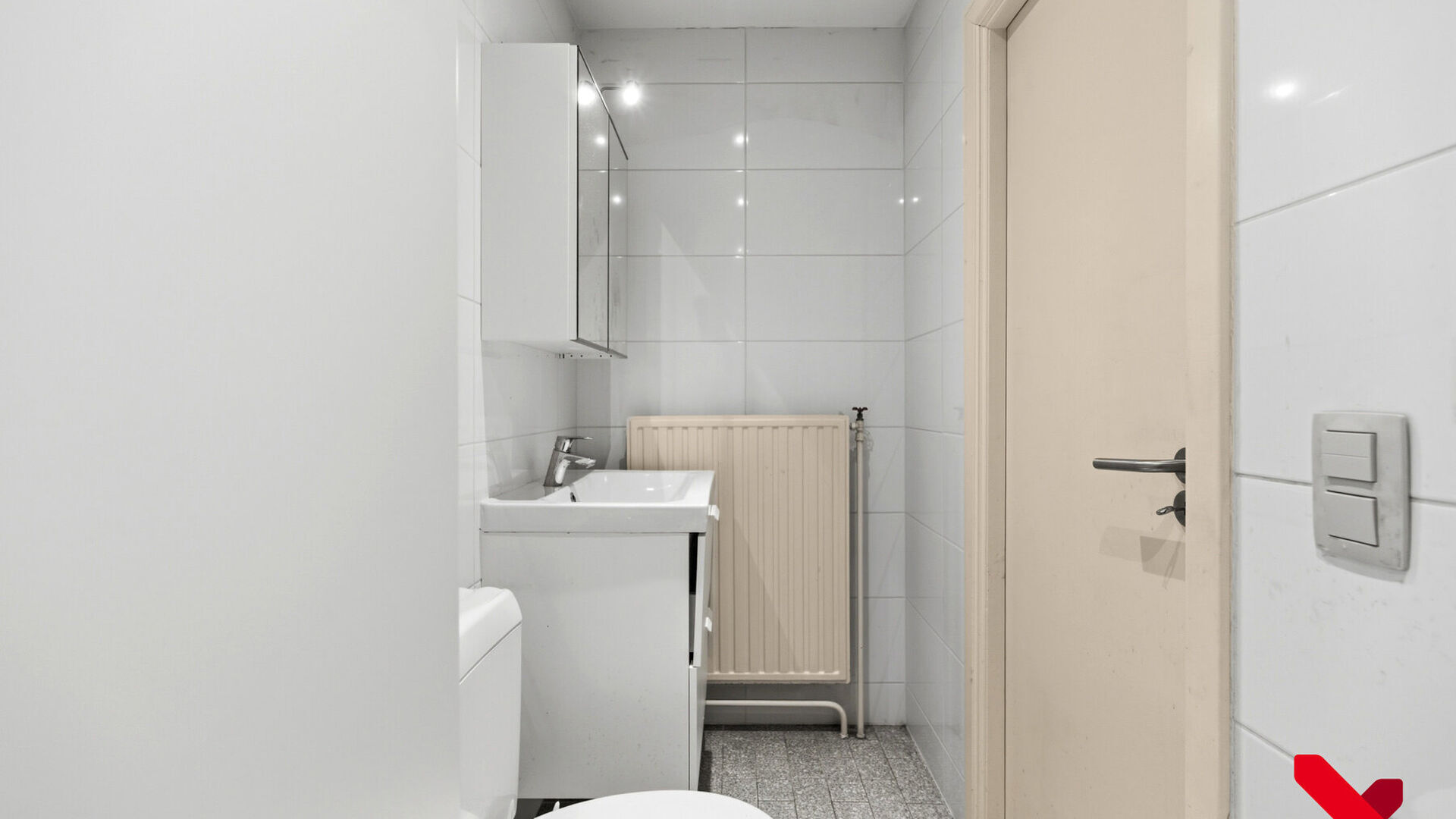 Welkom in Leuven! Op zoek naar een gezellige woonplek op een absolute toplocatie? Dit lichtrijke gelijkvloerse appartement in Residentie Lovania combineert comfort, een praktische indeling en een bruisende stadsomgeving.
Bij het binnenkomen kom je in de