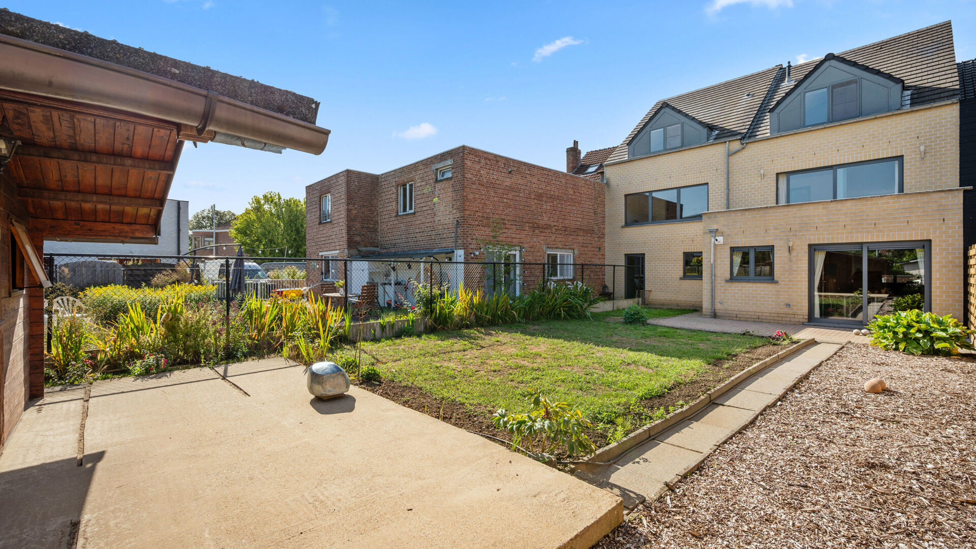 Welkom in Wilsele! Op een boogscheut van Leuven, de vaart en de vijvers van Bellefroid vindt u deze ruime en instapklare combinatie van een studio op het gelijkvloers en een duplex op de eerste en tweede verdieping, die als &eacute;&eacute;n geheel wordt verkocht.

D