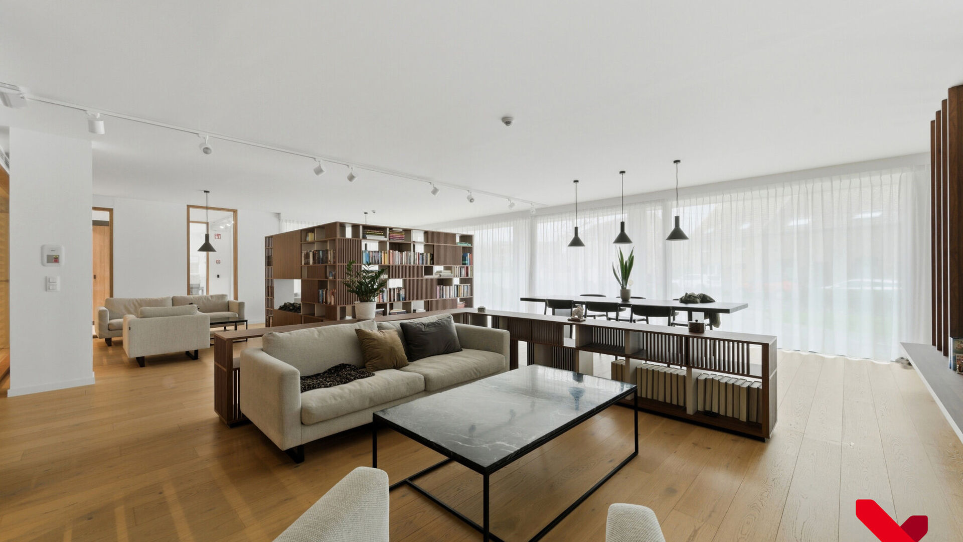 Welkom in Wilsele! Deze prachtige assistentiewoning is gelegen op de gelijkvloerse verdieping van residentie "Goodlife", een kleinschalige residentie met 36 eenheden waar het heerlijk vertoeven is met alle diensten en zorg binnen handbereik. Zo is er een