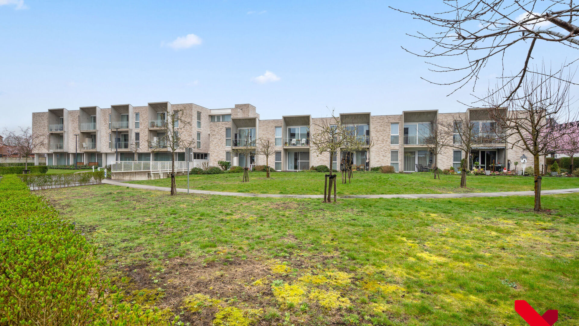 Welkom in Wilsele! Deze prachtige assistentiewoning is gelegen op de gelijkvloerse verdieping van residentie "Goodlife", een kleinschalige residentie met 36 eenheden waar het heerlijk vertoeven is met alle diensten en zorg binnen handbereik. Zo is er een