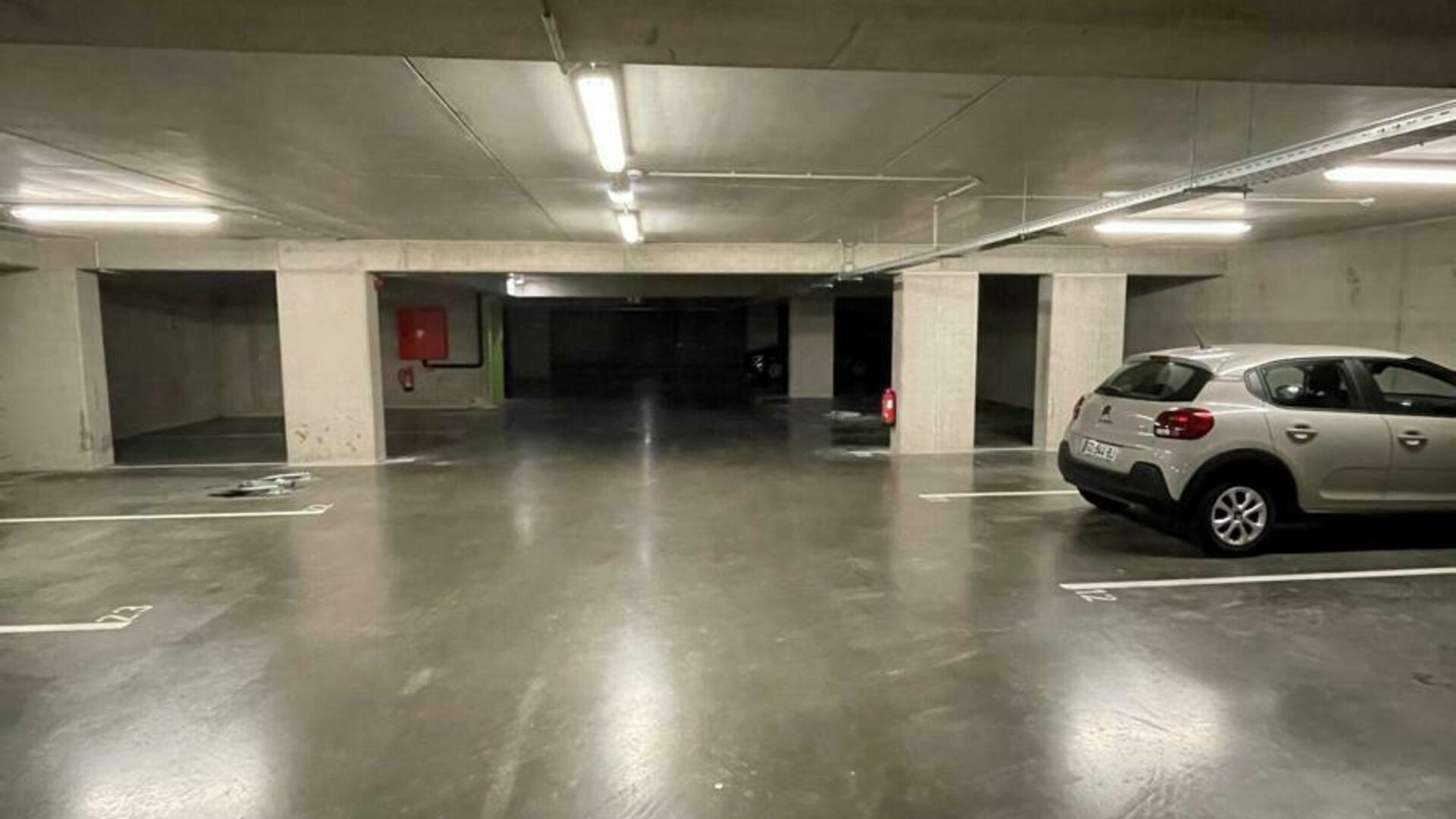 In residentie 'Woods' aan de Tiensesteenweg verhuren wij 3 ondergrondse autostaanplaatsen. De parking is afgesloten en toegankelijk met een automatische poort. Goede verbinding naar Leuven centrum en het station. Parkings zijn onmiddellijk beschikbaar.   