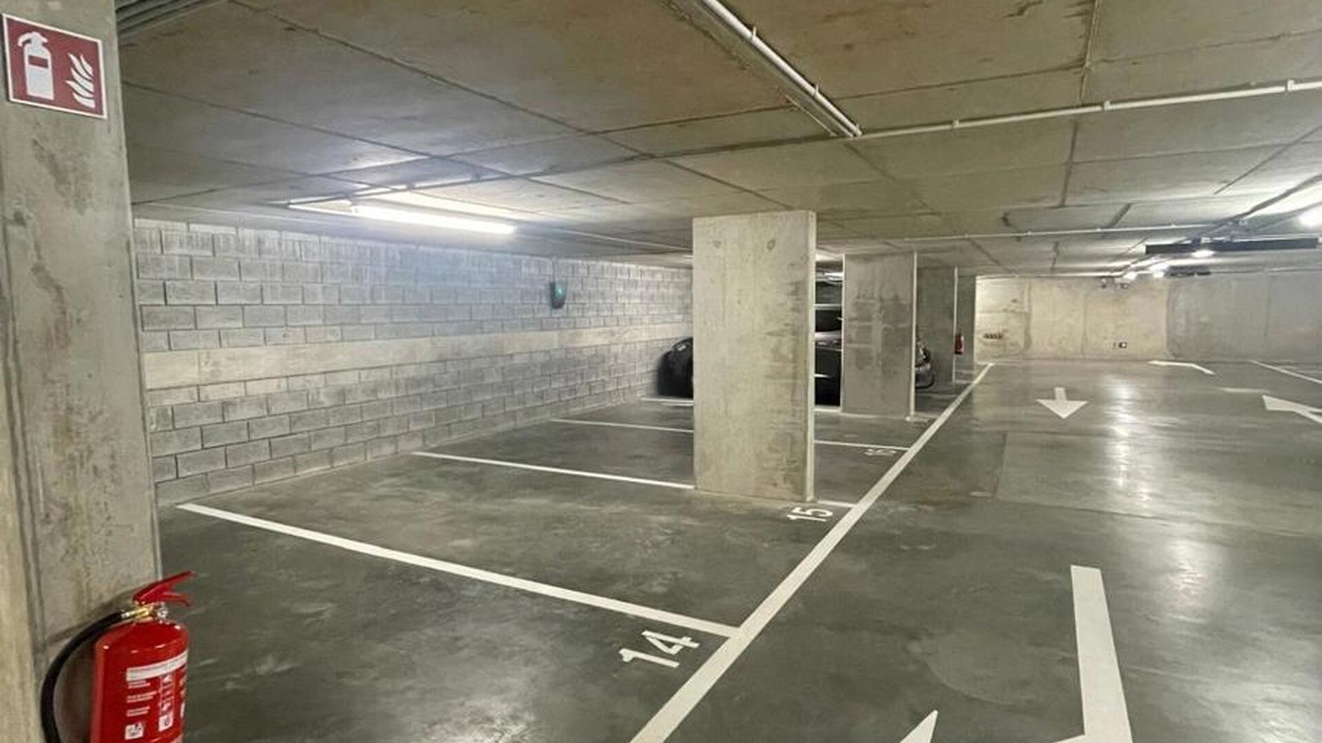 Ontdek de perfecte parkeeroplossing in het bruisende hart van Leuven! Deze autostaanplaats is gelegen op een uitstekende locatie en is daarnaast beveiligd met een automatische poort. De autostaanplaats is toegankelijk met een sleutel en een badge.
Kenmer