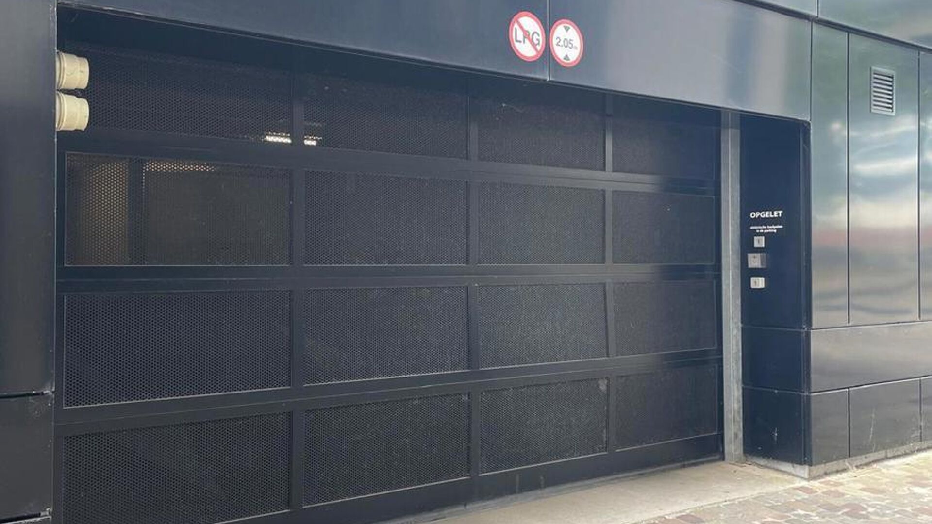 Ontdek de perfecte parkeeroplossing in het bruisende hart van Leuven! Deze autostaanplaats is gelegen op een uitstekende locatie en is daarnaast beveiligd met een automatische poort. De autostaanplaats is toegankelijk met een sleutel en een badge.
Kenmer