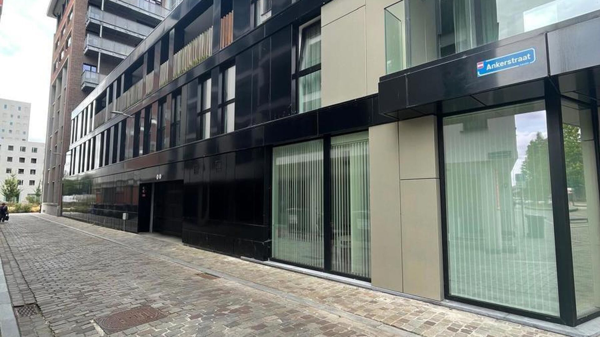 Ontdek de perfecte parkeeroplossing in het bruisende hart van Leuven! Deze autostaanplaats is gelegen op een uitstekende locatie en is daarnaast beveiligd met een automatische poort. De autostaanplaats is toegankelijk met een sleutel en een badge.
Kenmer