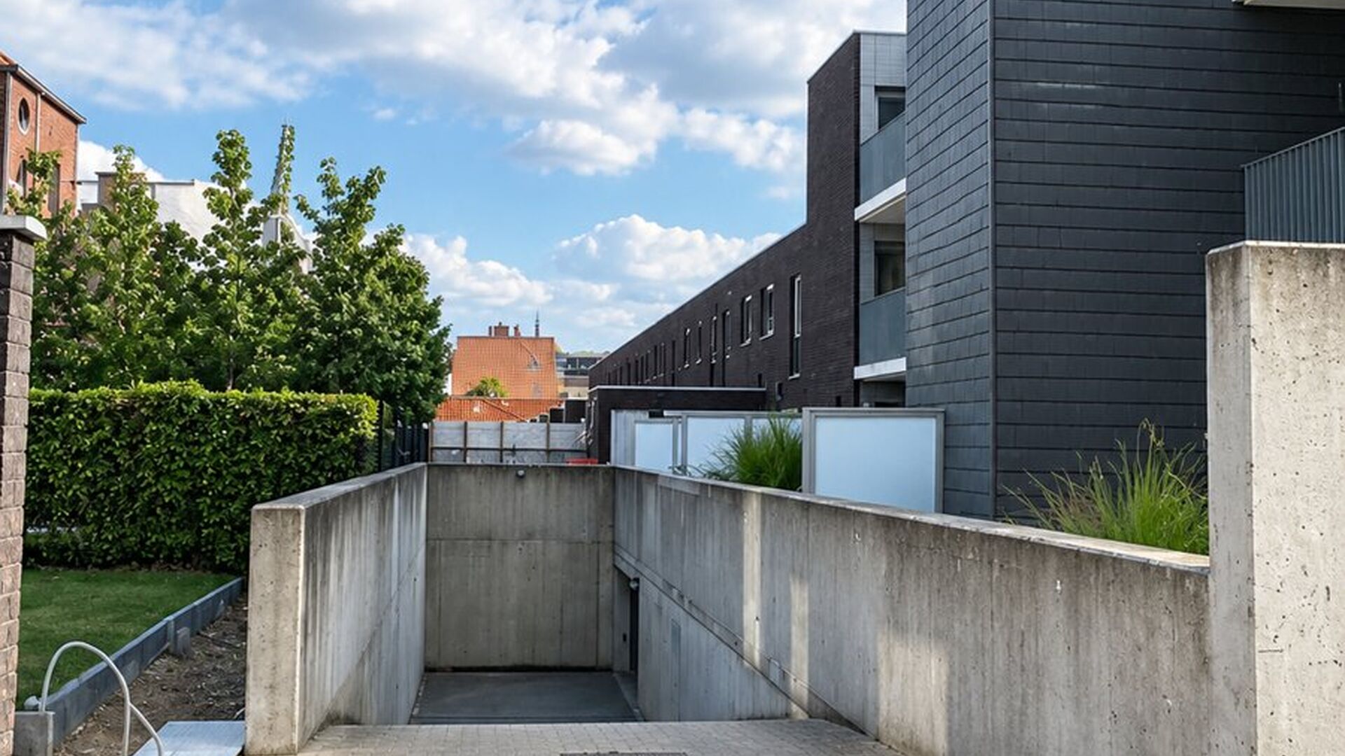Ondergrondse brede parkeerplaats in afgesloten nieuwe parkeerkelder nabij fonteinstraat en op 50 meter van mechelsestraat. Gelegen vlak aan centrum. Onmiddellijk beschikbaar, huurprijs 100&euro;/maand