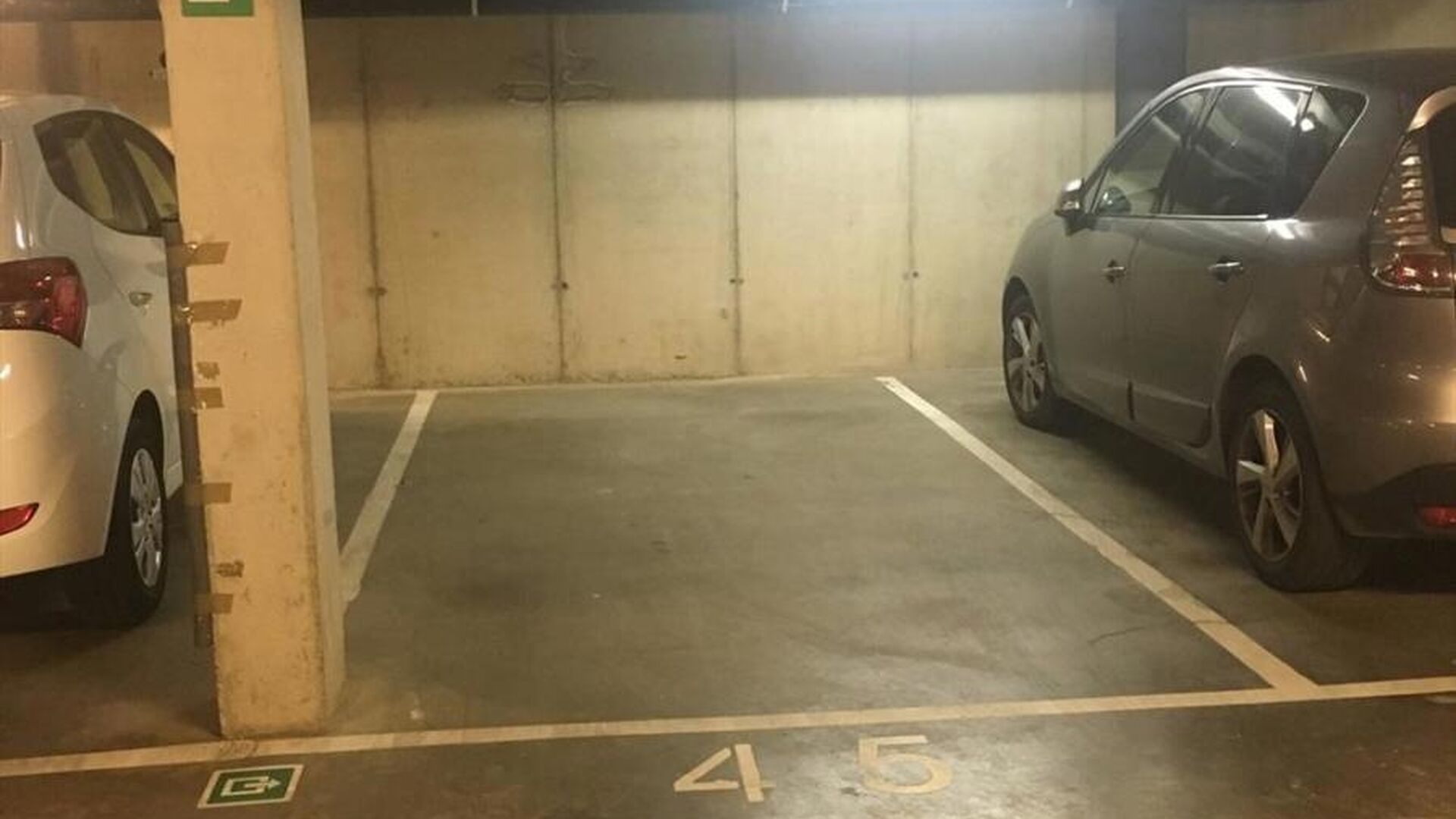 Welkom in Leuven! Deze ruime ondergrondse autostaanplaats bevindt zich in Residentie Cartijnenveld, gelegen op een gunstige locatie in het centrum van Leuven. De parkeergarage heeft een elektrisch aflsuitbare poort en garandeert dus een veilige staanplaat