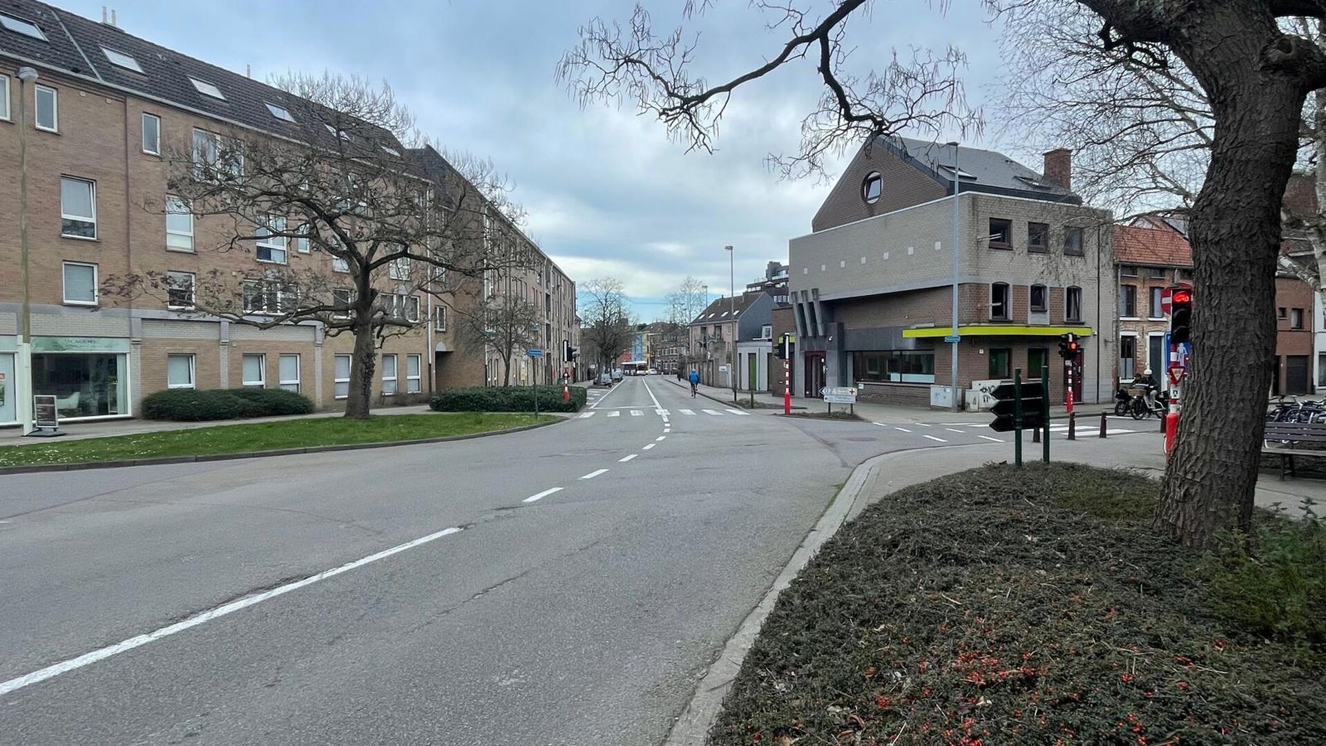 Deze Autostaanplaats is gelegen op een toplocatie vlakbij de op- en afrit van de autosnelweg en op wandelafstand van het centrum. De plaats is toegankelijk via de straat, ruim en onmiddellijk beschikbaar. Ideaal voor een student, buurtbewoner of werkende