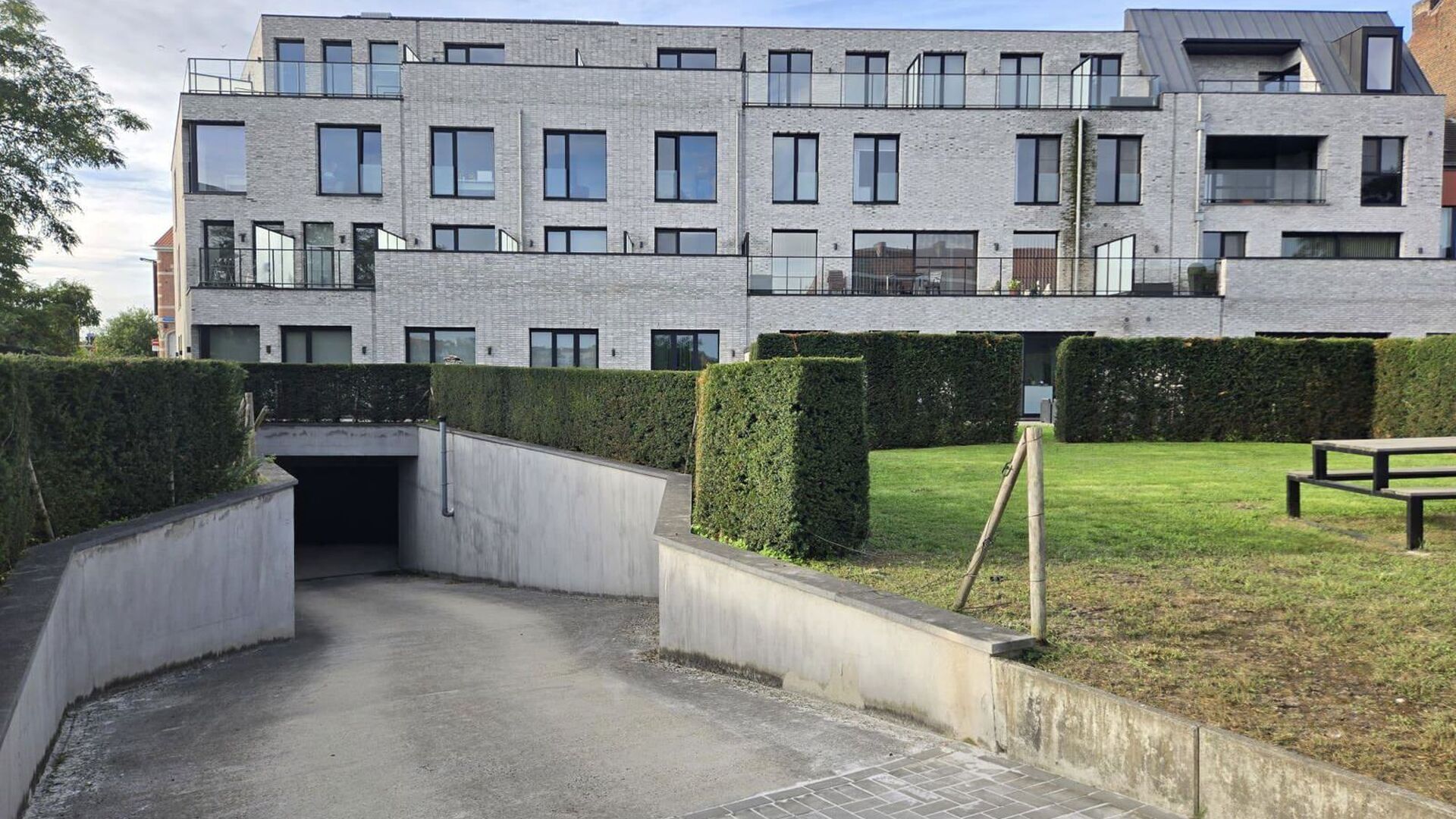 Ontdek de perfecte parkeeroplossing aan de ring van Leuven! Deze autostaanplaats is gelegen op een uitstekende locatie met ondermeer de kantoorgebouwen aan het station en de Philipssite vlakbij. Daarnaast is de ruime parkeerplek vlot bereikbaar, modern en