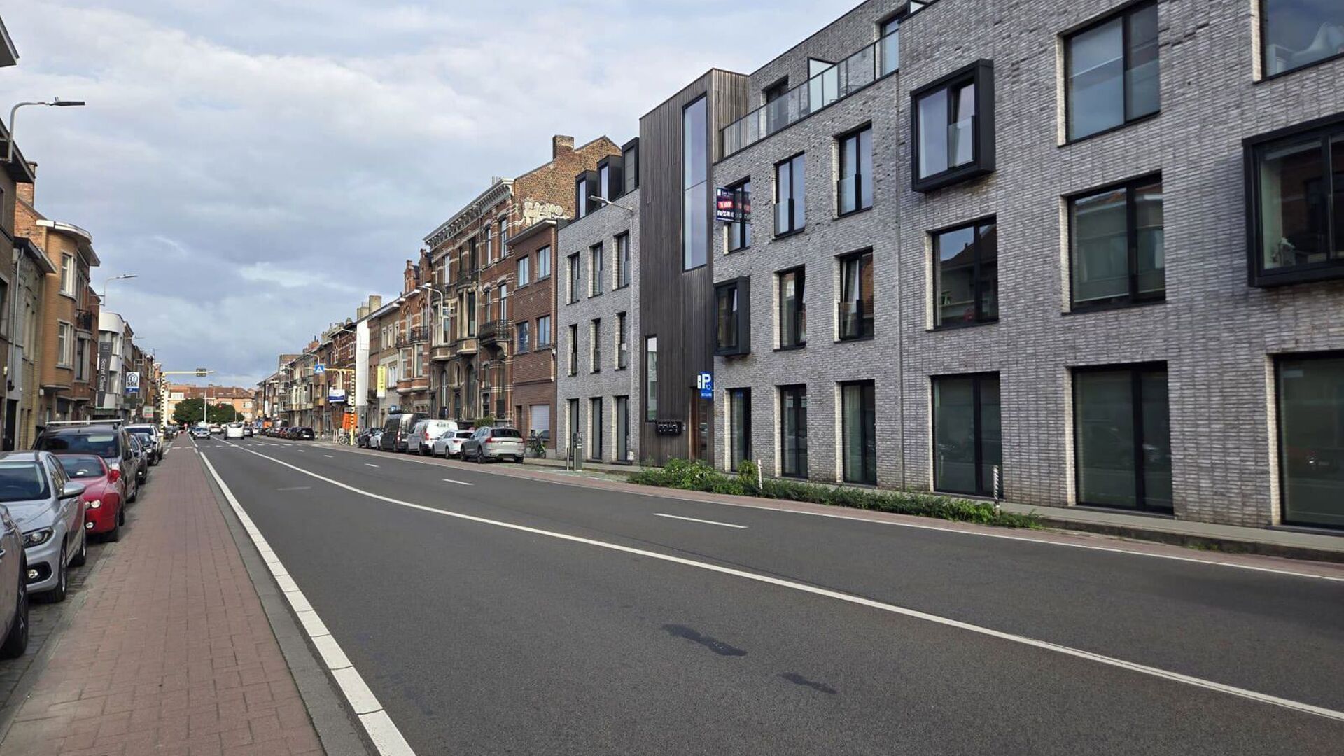 Ontdek de perfecte parkeeroplossing aan de ring van Leuven! Deze autostaanplaats is gelegen op een uitstekende locatie met ondermeer de kantoorgebouwen aan het station en de Philipssite vlakbij. Daarnaast is de ruime parkeerplek vlot bereikbaar, modern en