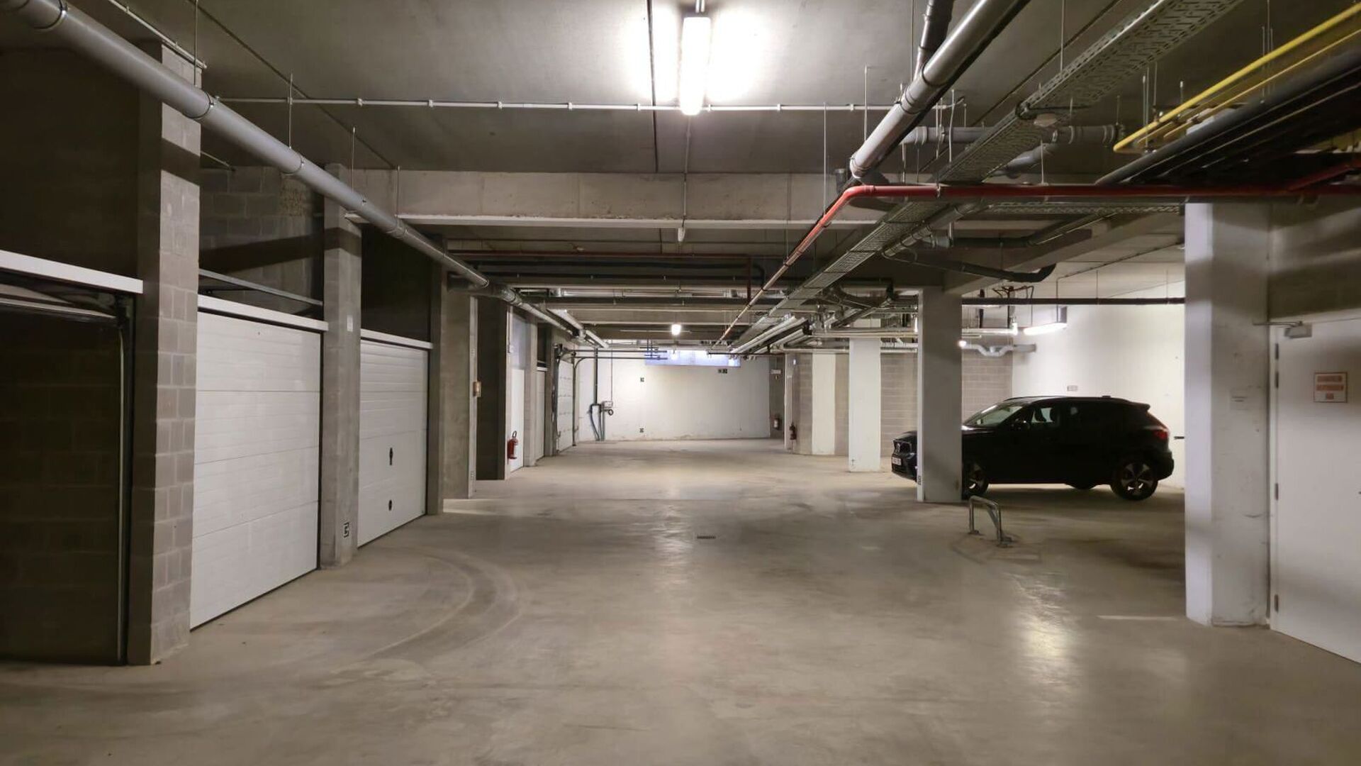 Ontdek de perfecte parkeeroplossing aan de ring van Leuven! Deze autostaanplaats is gelegen op een uitstekende locatie met ondermeer de kantoorgebouwen aan het station en de Philipssite vlakbij. Daarnaast is de ruime parkeerplek vlot bereikbaar, modern en