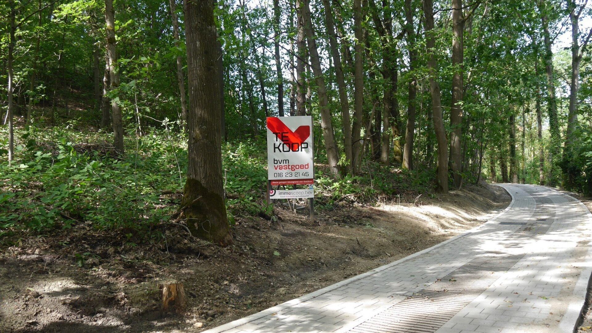 Ontdek deze uitzonderlijke bouwgrond voor open bebouwing (lot 2), rustig gelegen op de gegeerde Heikantberg in Rotselaar. De ligging vormt een absolute meerwaarde: volledig in het groen en nabij scholen, winkels, het station en het centrum van Wezemaal, m