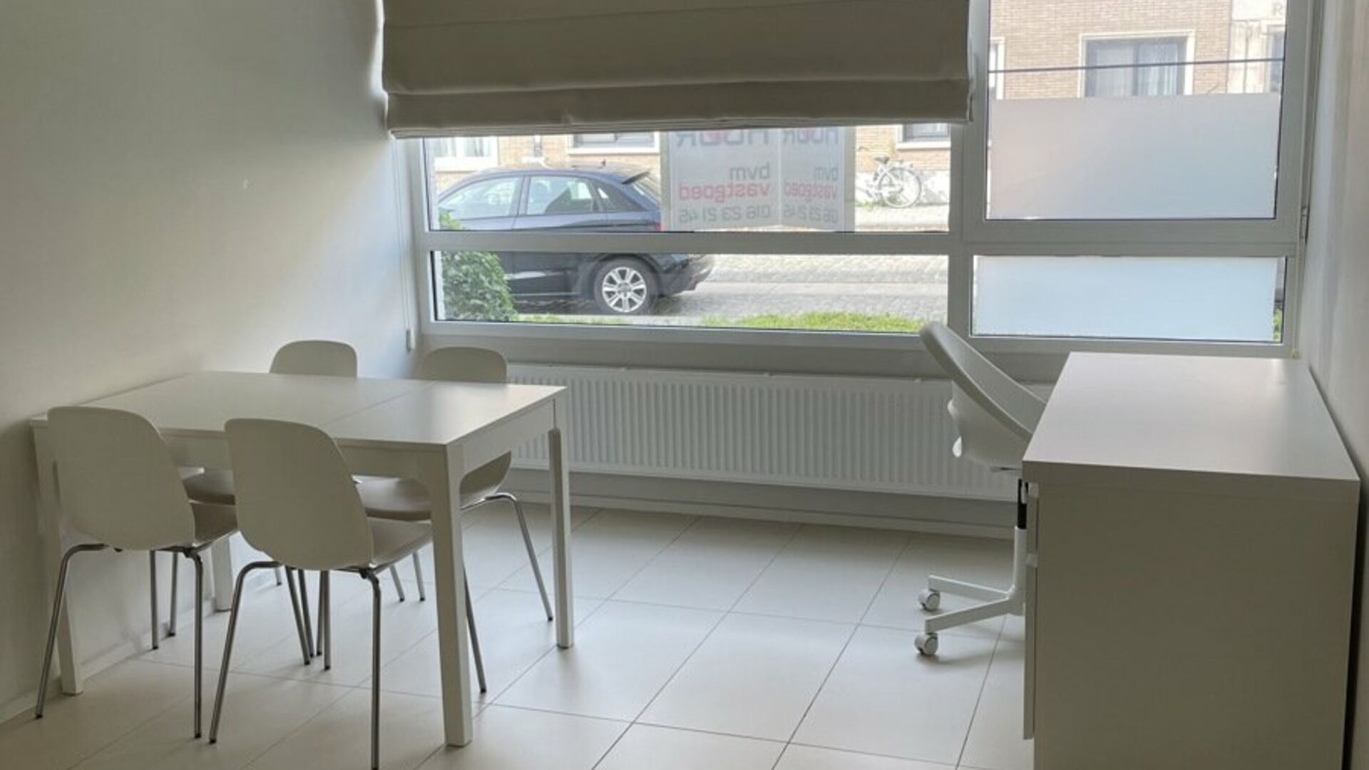 Bienvenue dans ce spacieux studio d'étudiant situé au cœur de Louvain ! 
Ce studio spacieux dispose d'une kitchenette installée, de ses propres installations sanitaires et d'un espace de couchage séparé.
Grâce aux grandes fenêtres, vous pouvez ég