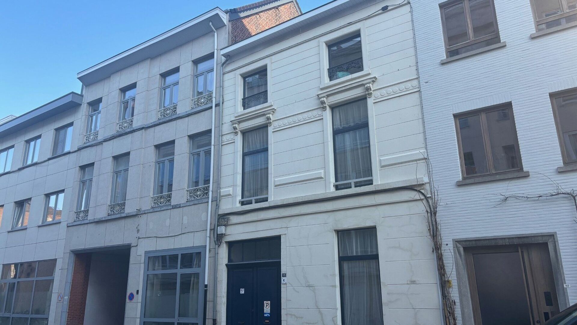 Cette résidence étudiante abrite un certain nombre de chambres et de studios.  Le large couloir d'entrée permet de garer un vélo à l'intérieur, et il y a une cuisine commune sur la première mezzanine à l'arrière. La chambre elle-même est située