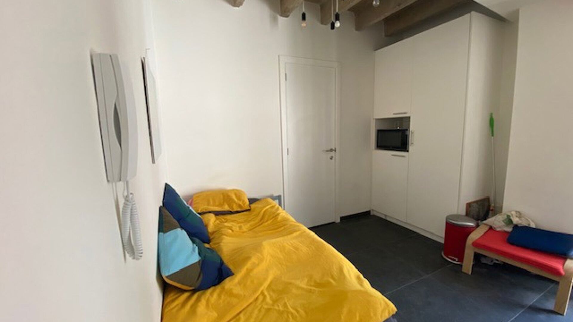 Résidence étudiante très centrale, dispose d'environ 30 chambres d'étudiants avec salle de bain privée dans la Vaartstraat. Aménagement : chambre/étude avec lit, bureau et chaise de bureau, réfrigérateur, armoire et salle de bain privée avec lav